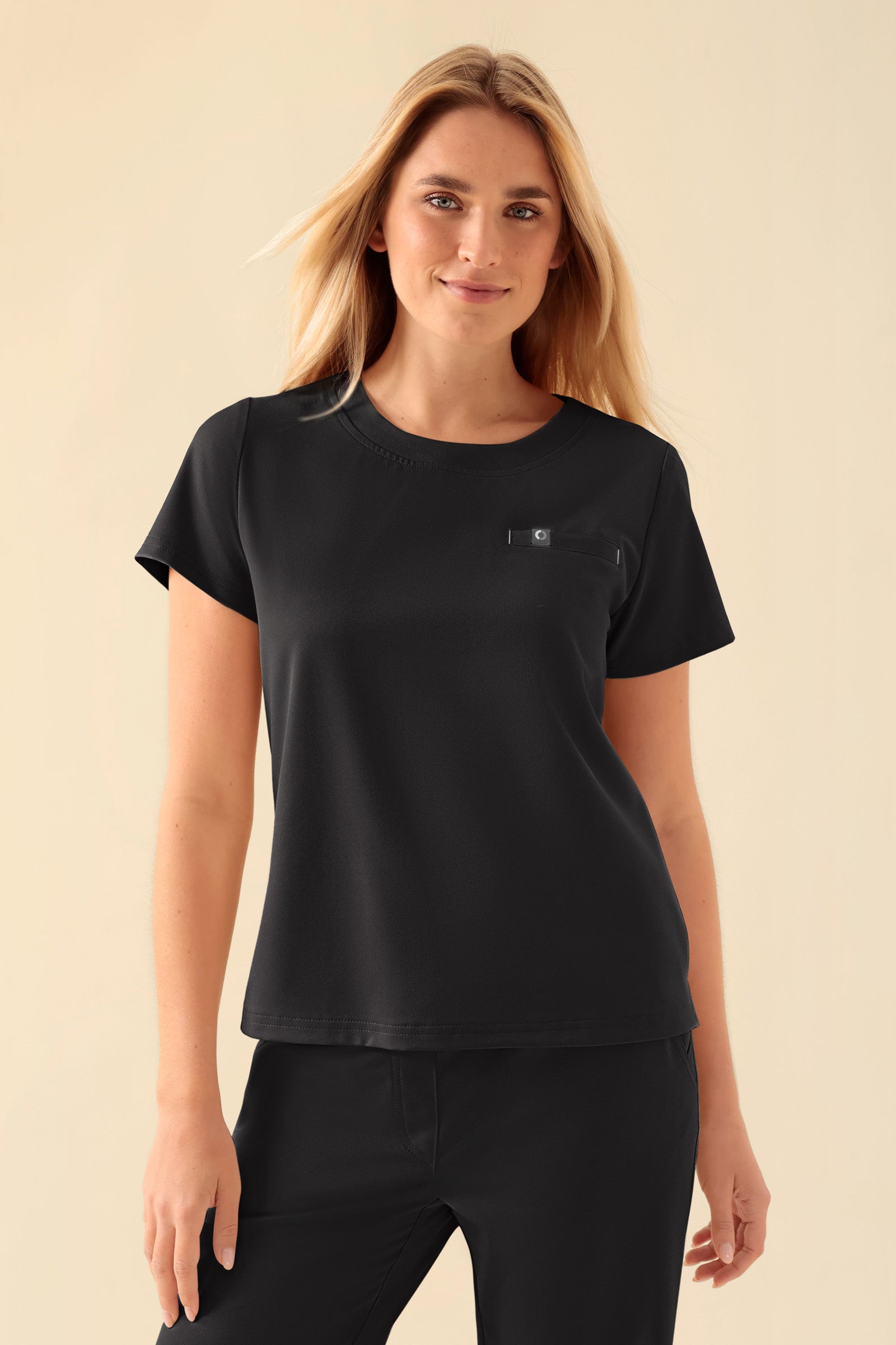 KAERE Shirt Damen - Rundhalsausschnitt schwarz, Vue de face Le mannequin mesure 177 cm et porte la taille S