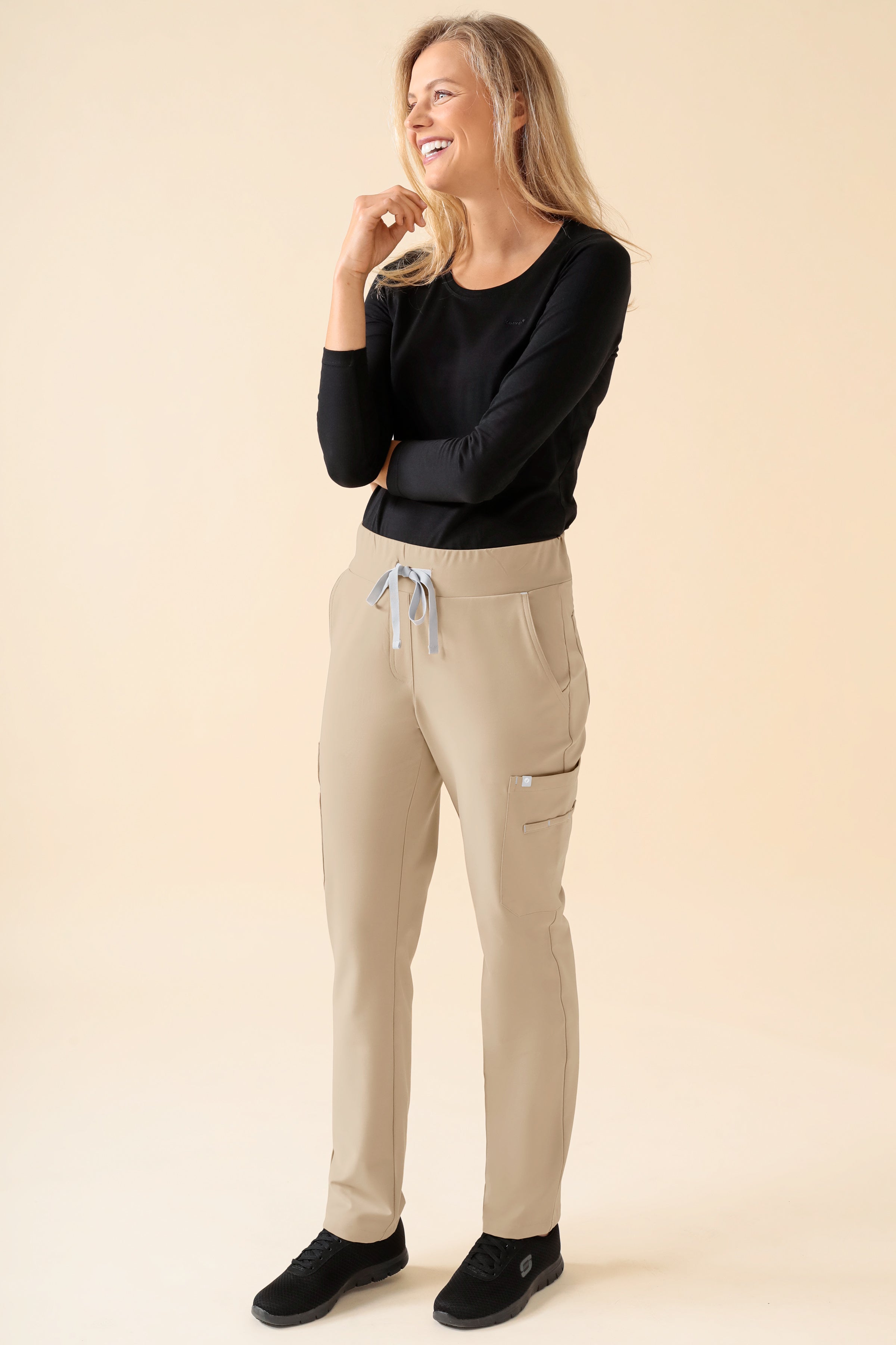 KAERE Hose Damen - gerader Saum mit Beintaschen sand, Vue de face Le mannequin mesure 178 cm et porte la taille S