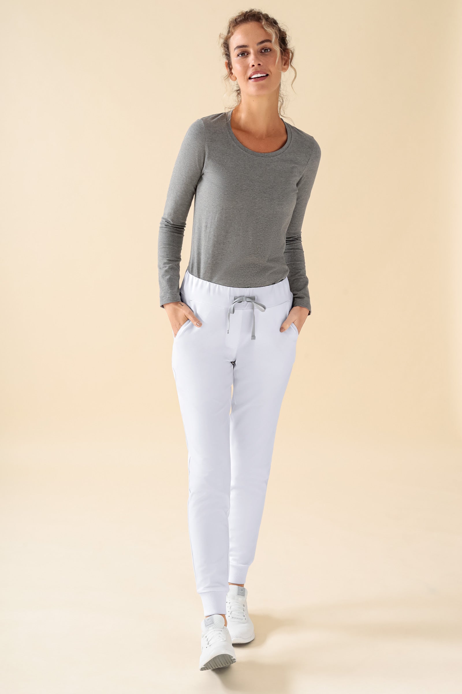 KAERE Hose Damen - Saumbündchen ohne Beintaschen weiss, Vorderansicht Das Model ist 180 cm groß und trägt Grösse S