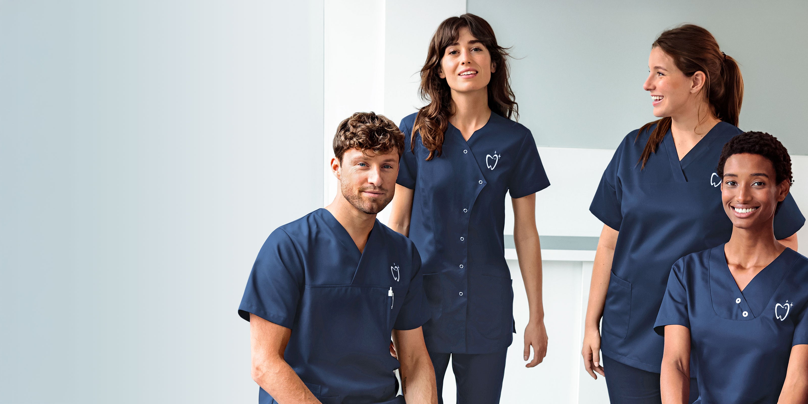Team-Bild aus einer Zahnarztpraxis, blaue Kasacks mit Logo-Stickungen