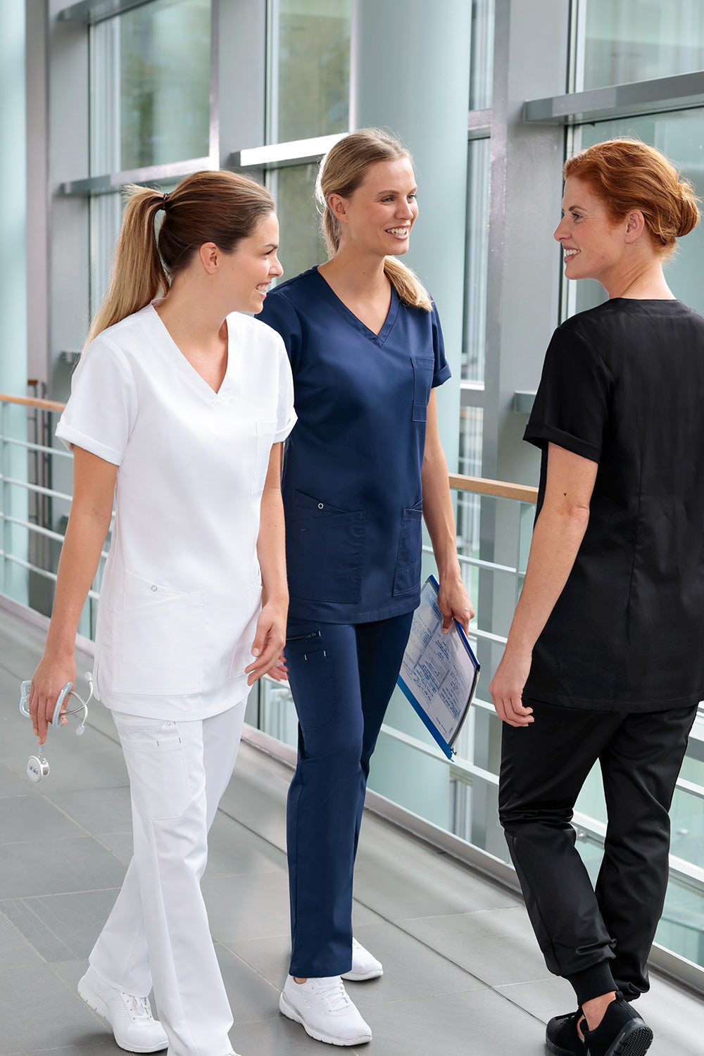 Teamaufnahme, 3 Damen-Models im Krankenhaus, ausgestattet mit CLINIC STRETCH Schlupfkasacks.