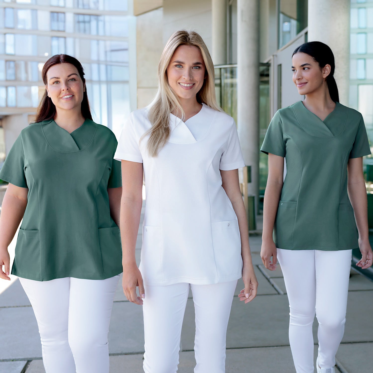 Team-Aufnahme von 3 Damen-Models in COMFY FLEX Schlupfkasacks.