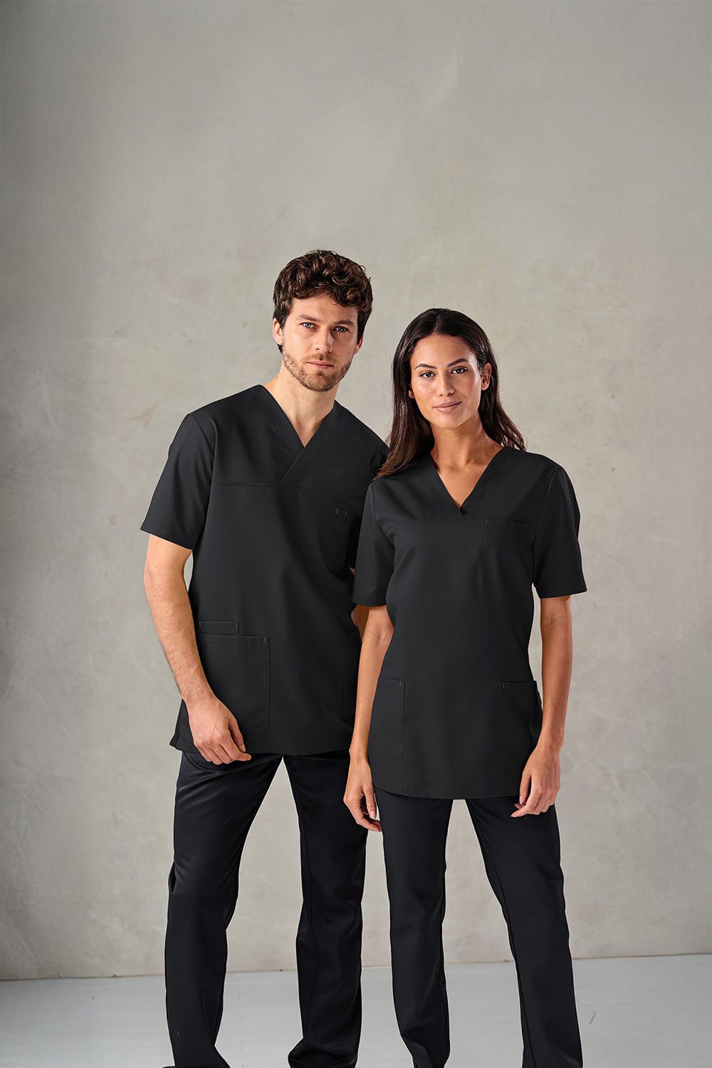 Teamaufnahme, Damen- und Herren-Model in schwarzer GREEN-Ausstattung. 