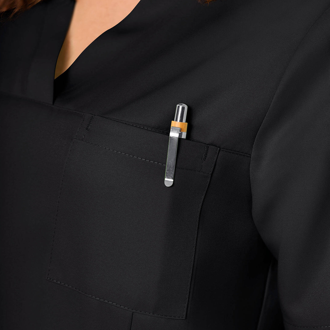 Detailaufnahme Brusttasche eines schwarzen GREEN Schlupfkasacks.