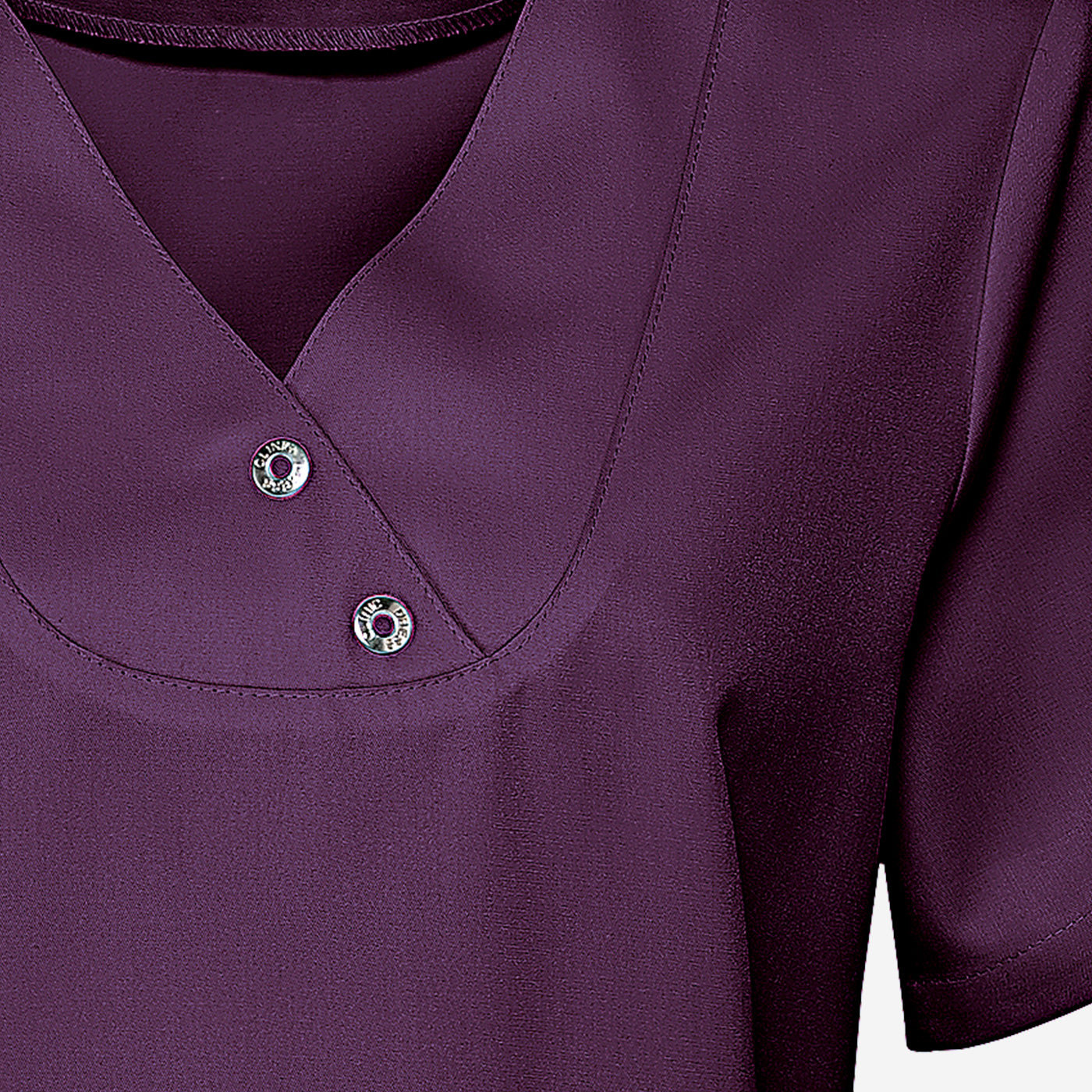 Detailaufnahme geknöpfter Ausschnitt eines lila GREEN Schlupfkasacks.