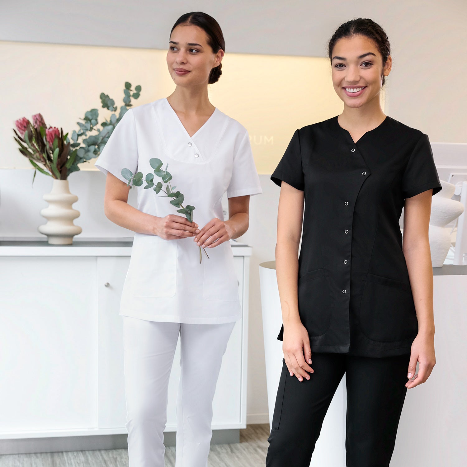 2 Damen-Models in GREEN Kasacks.