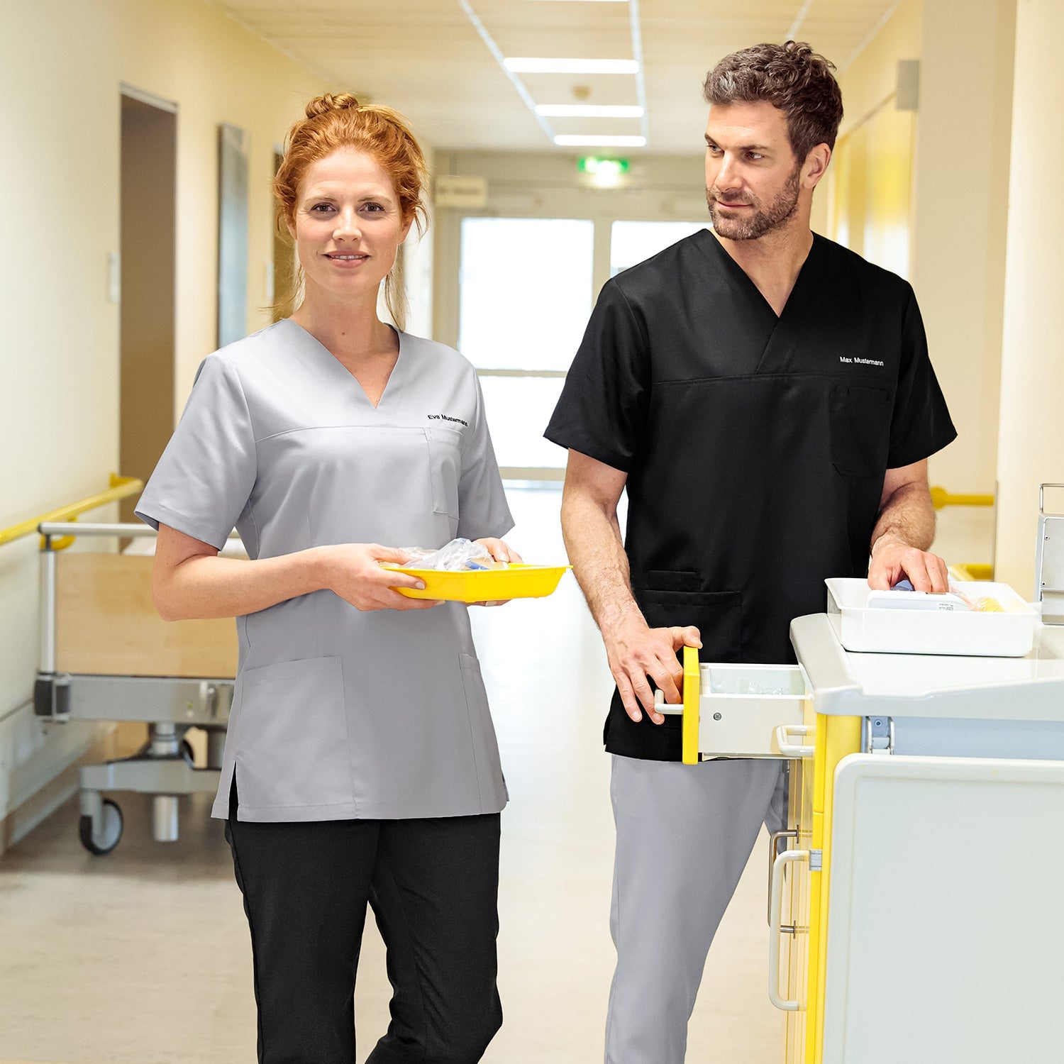 Damen- und Herren-Model in GREEN Schlupfkasacks - OP Style.