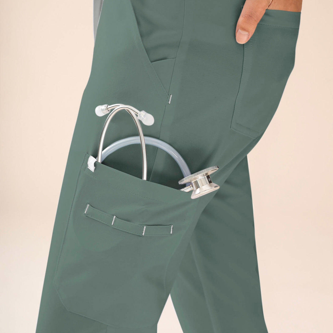 Detailaufnahme einer Beintasche von dunkelgrüner KAERE Jogpants Hose.