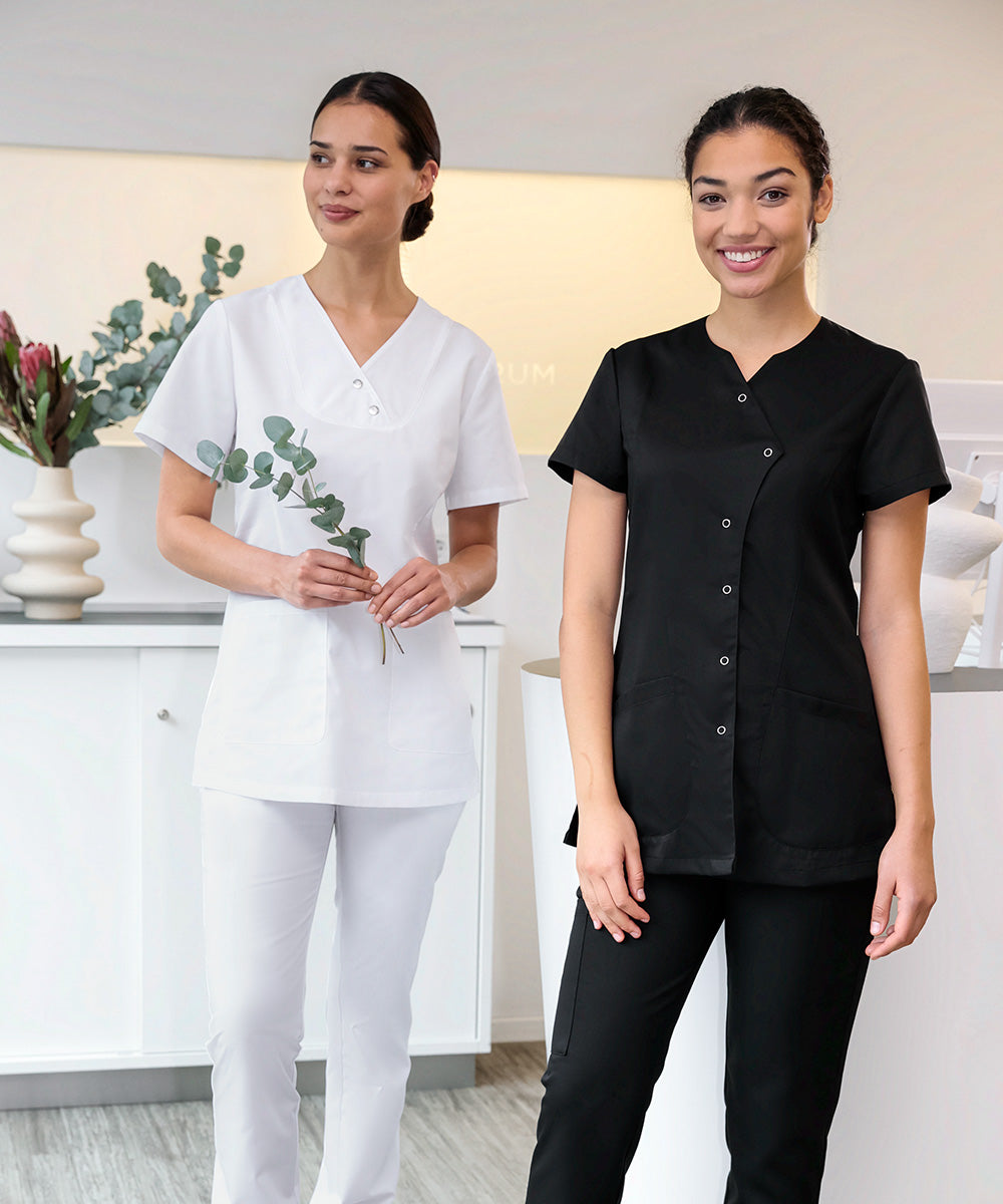 2 Damen-Models jeweils in weiss und schwarzer Berufsbekleidung von GREEN.