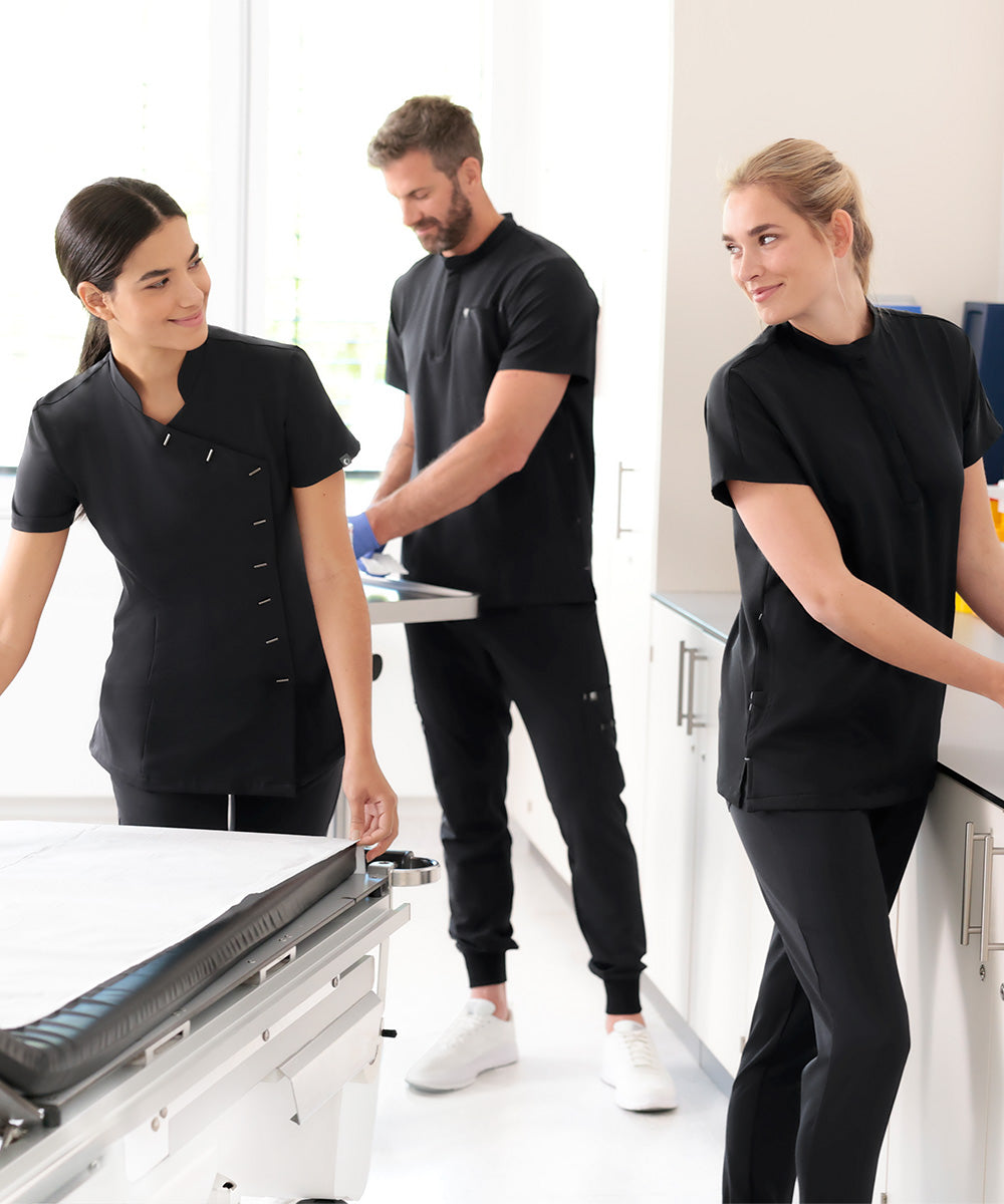 Teamaufnahme aus der Praxis, 2 Damen- und 1 Herren-Model ausgestattet mit KAERE in Schwarz.