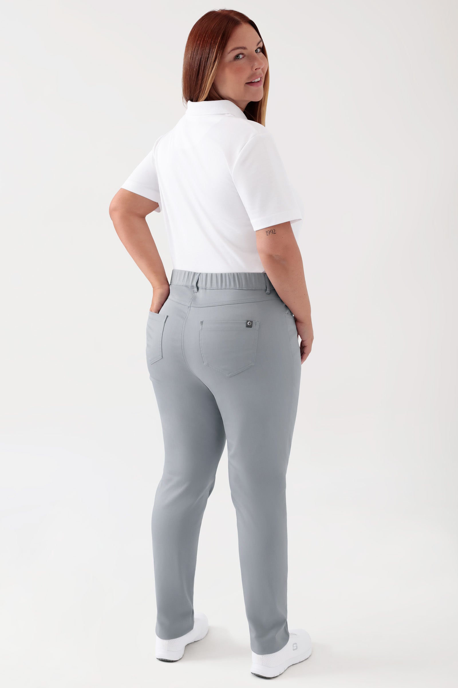 COMFY FLEX 5-Pocket Hose Damen - schlankes Bein grau, Rückansicht Das Model ist 173 cm groß und trägt Grösse 46