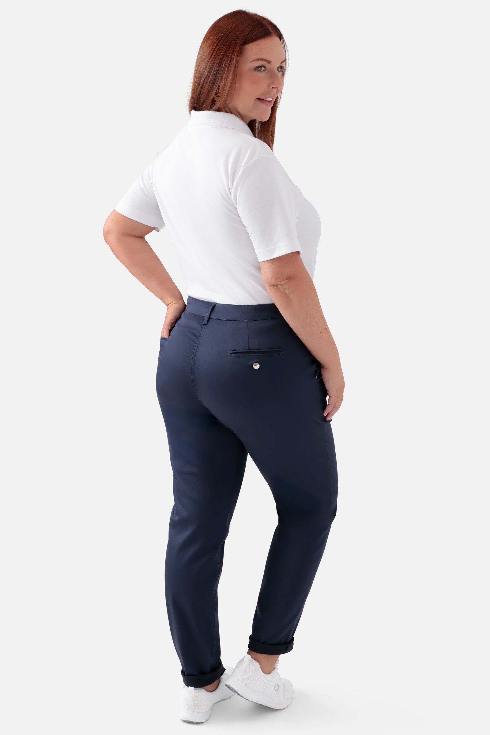 COMFY FLEX Hose Damen - Chino Style navy, Rückansicht Das Model ist 173 cm groß und trägt Grösse 46