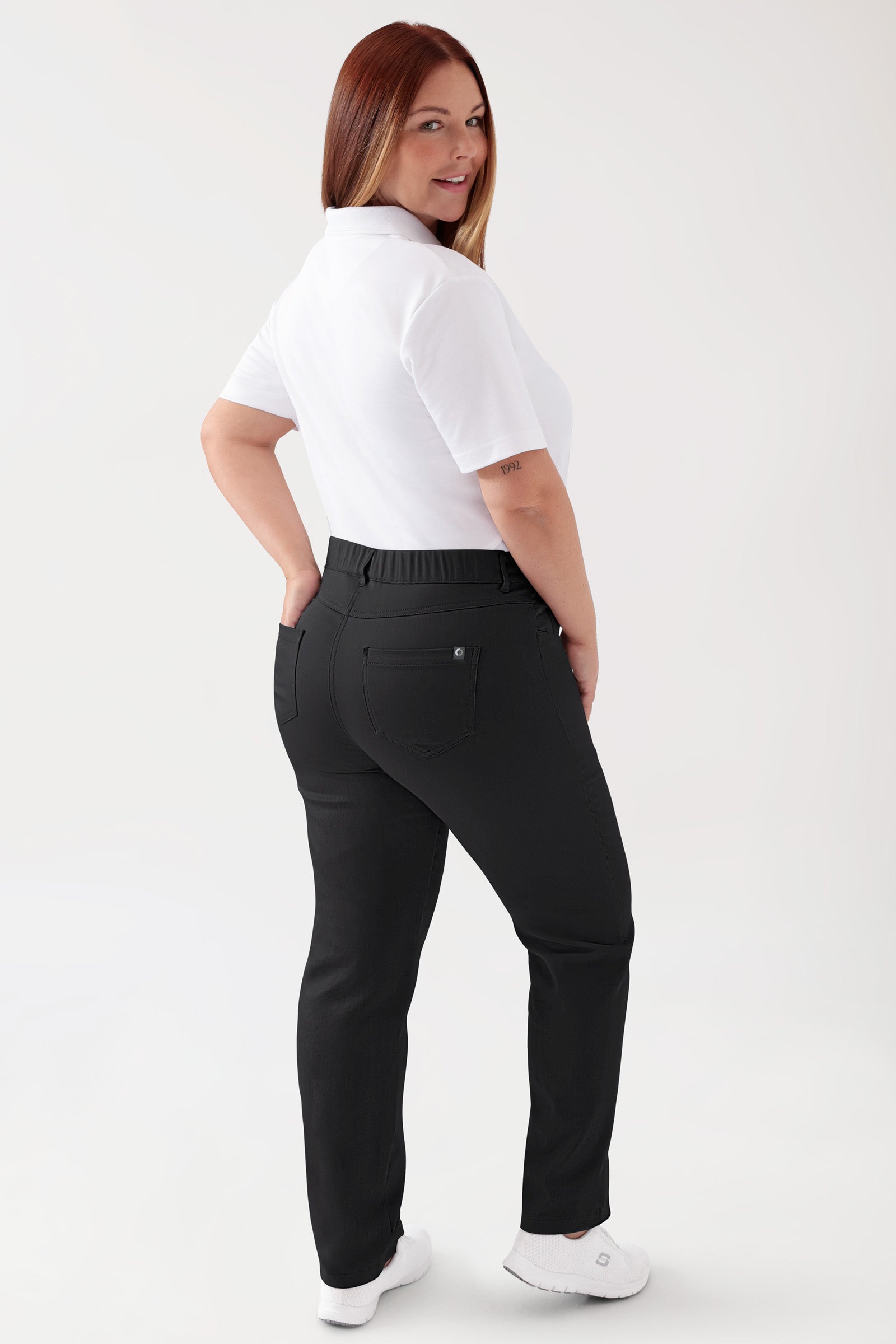 COMFY FLEX 5-Pocket Hose Damen - gerades Bein schwarz, Rückansicht Das Model ist 173 cm groß und trägt Grösse 46