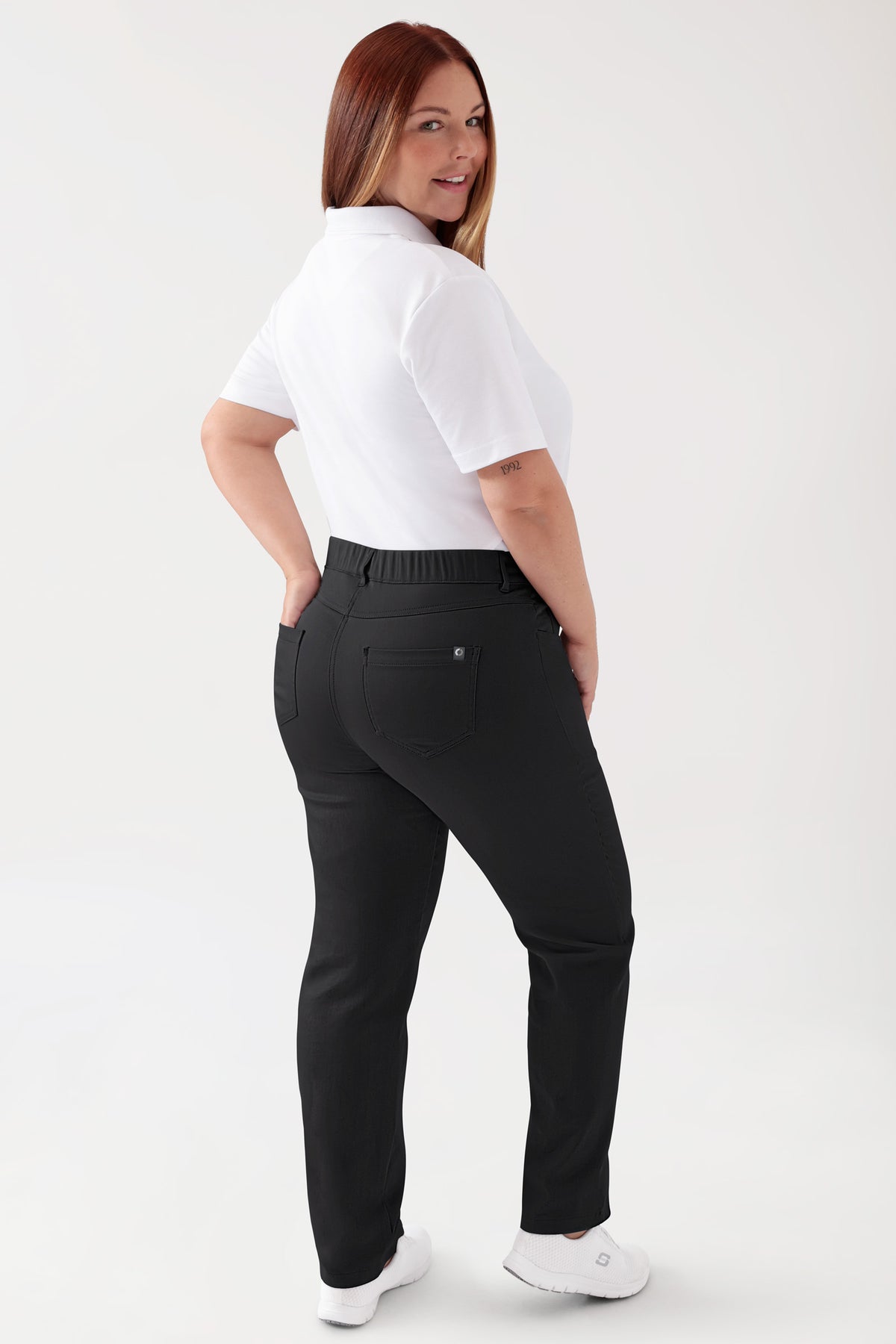 COMFY FLEX 5-Pocket Hose Damen - gerades Bein schwarz, Rückansicht Das Model ist 173 cm groß und trägt Grösse 46