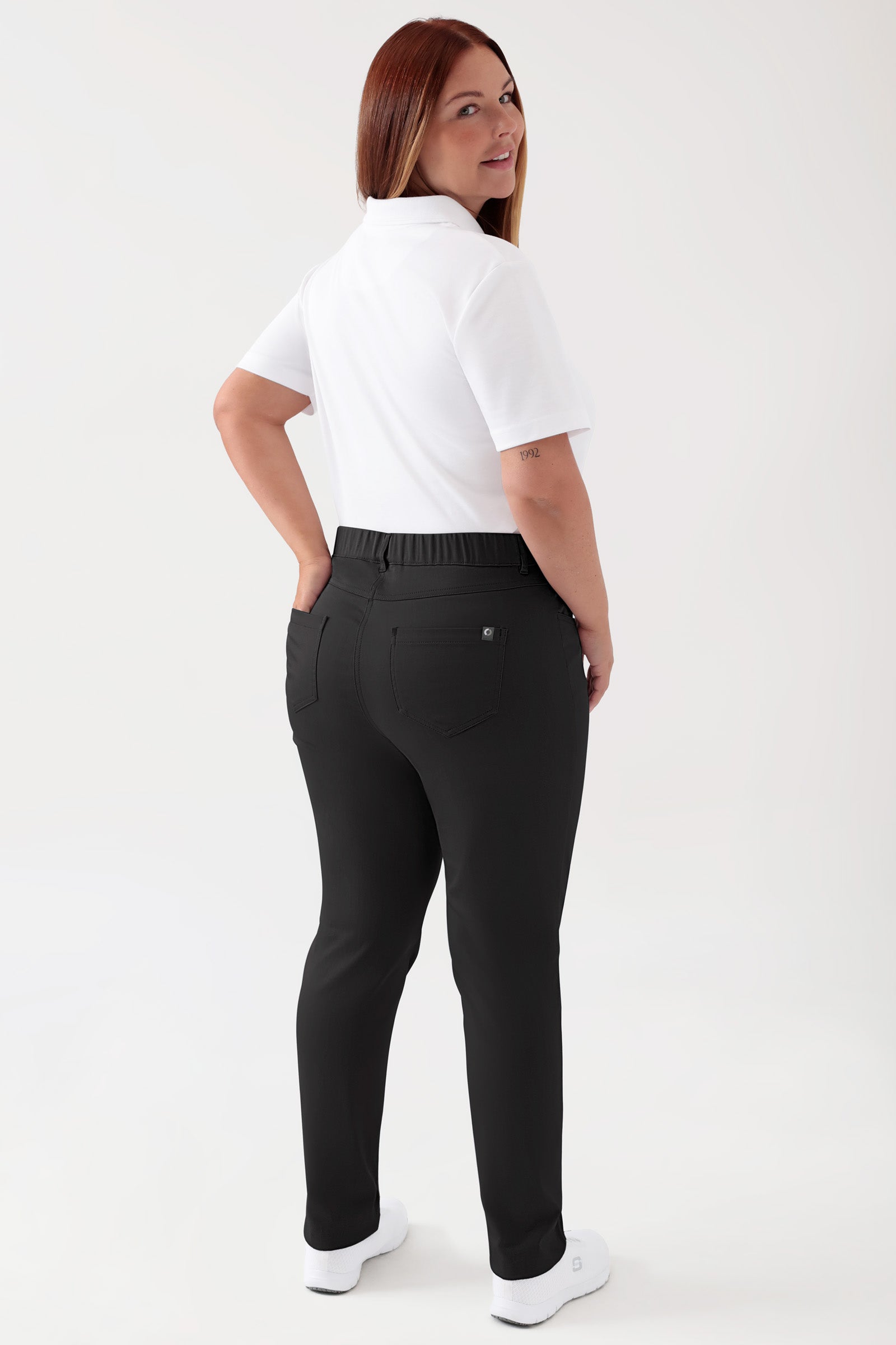 COMFY FLEX 5-Pocket Hose Damen - schlankes Bein schwarz, Vue de dos Le mannequin mesure 173 cm et porte la taille 46