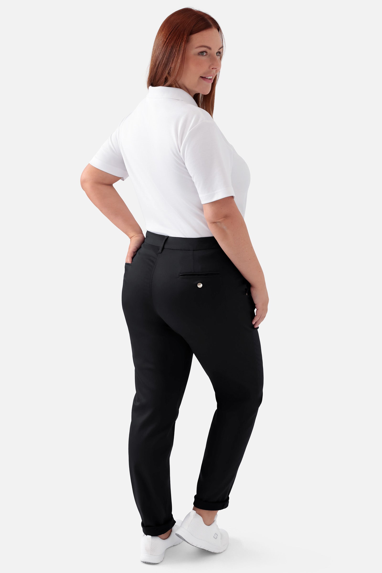 COMFY FLEX Hose Damen - Chino Style schwarz, Rückansicht Das Model ist 173 cm groß und trägt Grösse 46