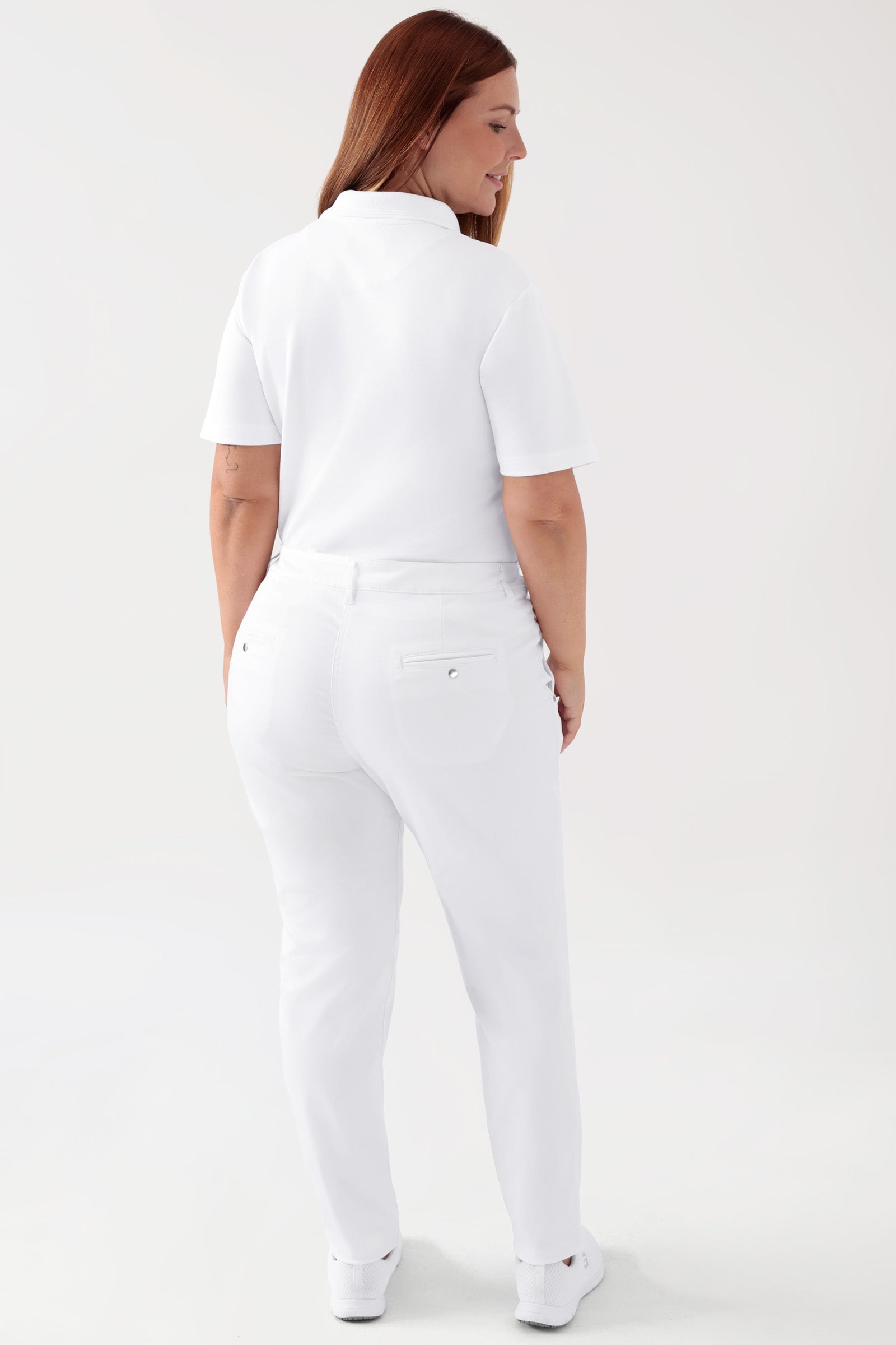 COMFY FLEX Hose Damen - Chino Style weiss, Rückansicht Das Model ist 173 cm groß und trägt Grösse 46