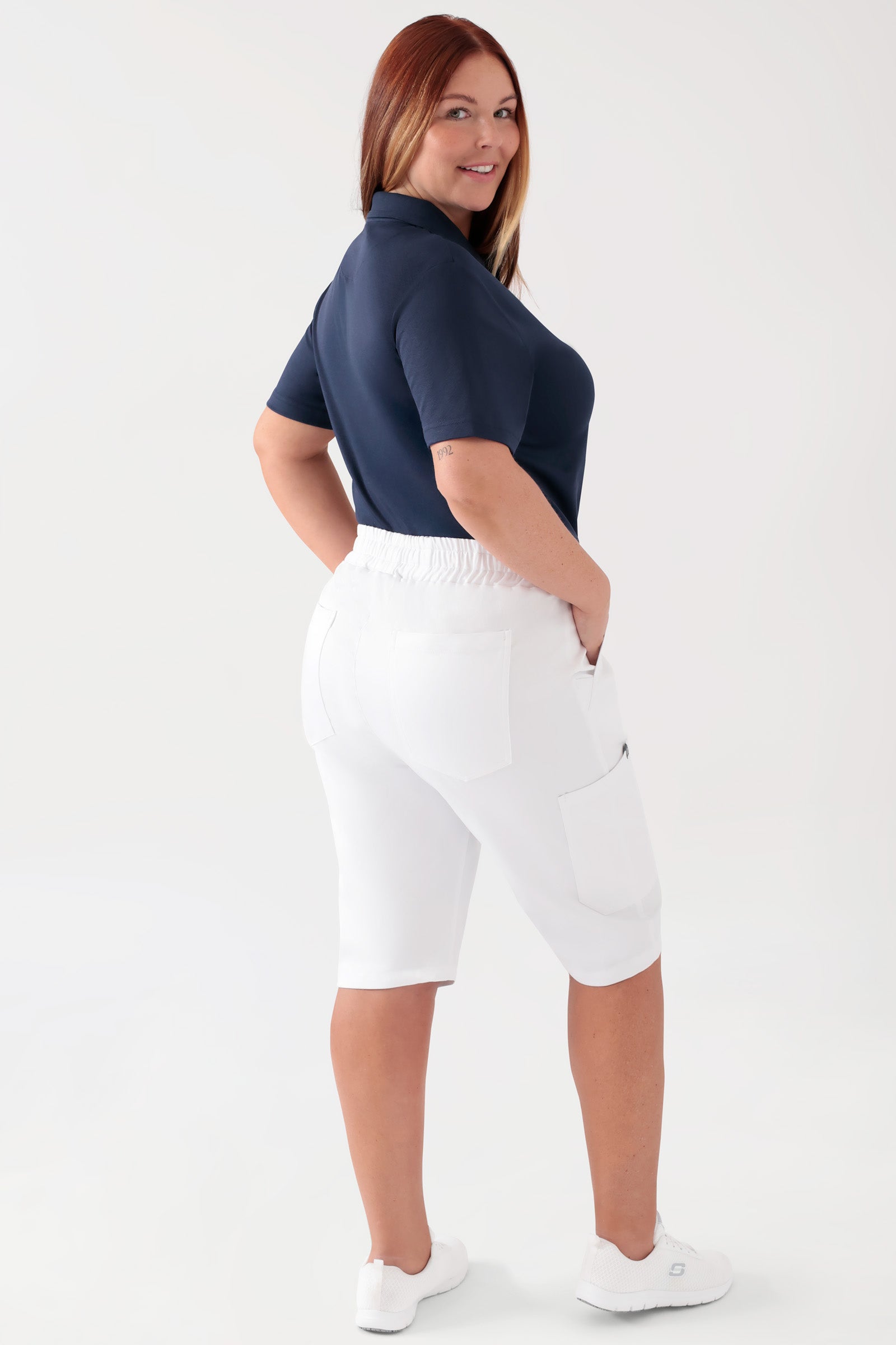 COMFY FLEX Stretch Hose Unisex - Bermuda weiss, Rückansicht Das Model ist 173 cm groß und trägt Grösse L