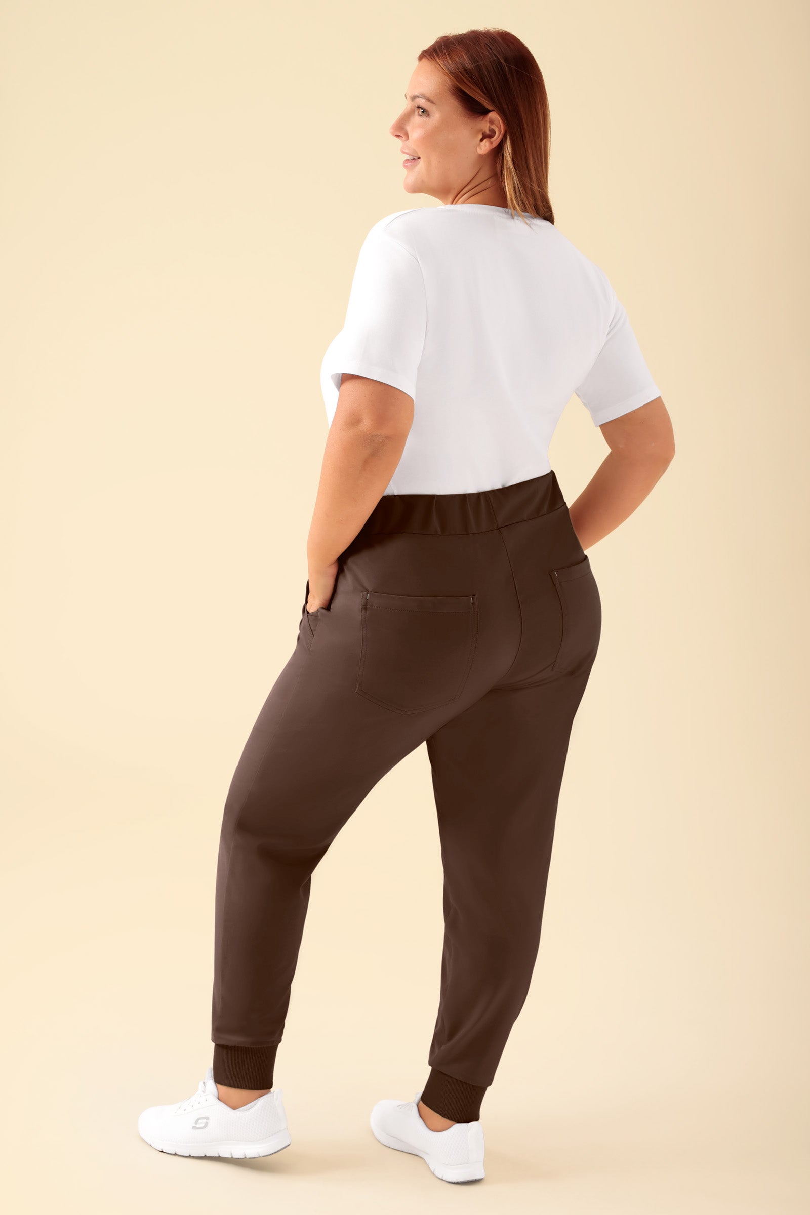 KAERE Hose Damen Normale Grösse - Saumabschluss mit Strickbund coffee, Rückansicht Das Model ist 173 cm groß und trägt Grösse XL
