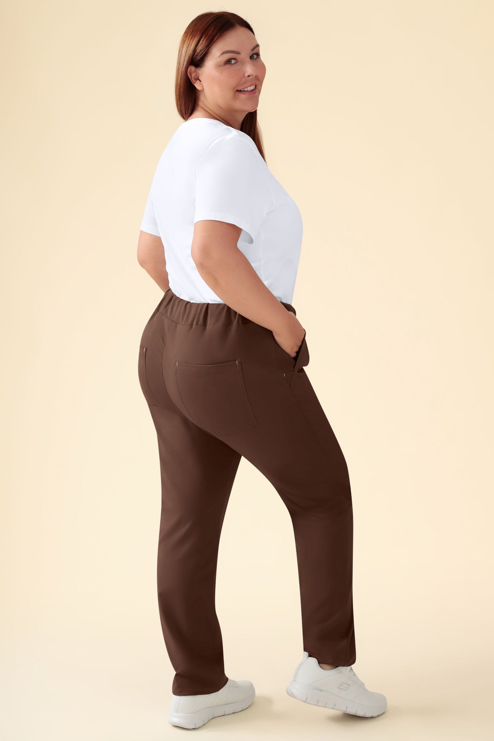 KAERE Hose Damen - gerader Saum ohne Beintaschen coffee, Rückansicht Das Model ist 173 cm groß und trägt Grösse XL