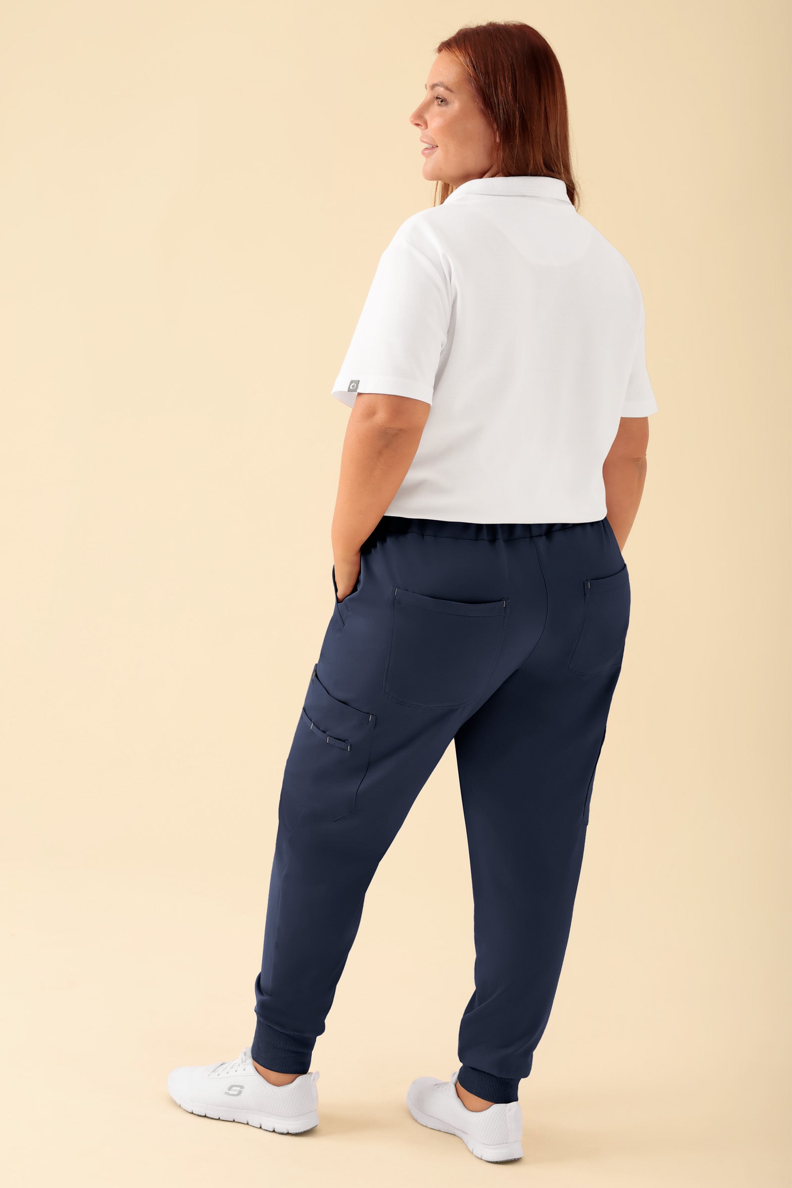 KAERE Hose Damen - Saumbündchen mit Beintaschen navy, Rückansicht Das Model ist 173 cm groß und trägt Grösse XL