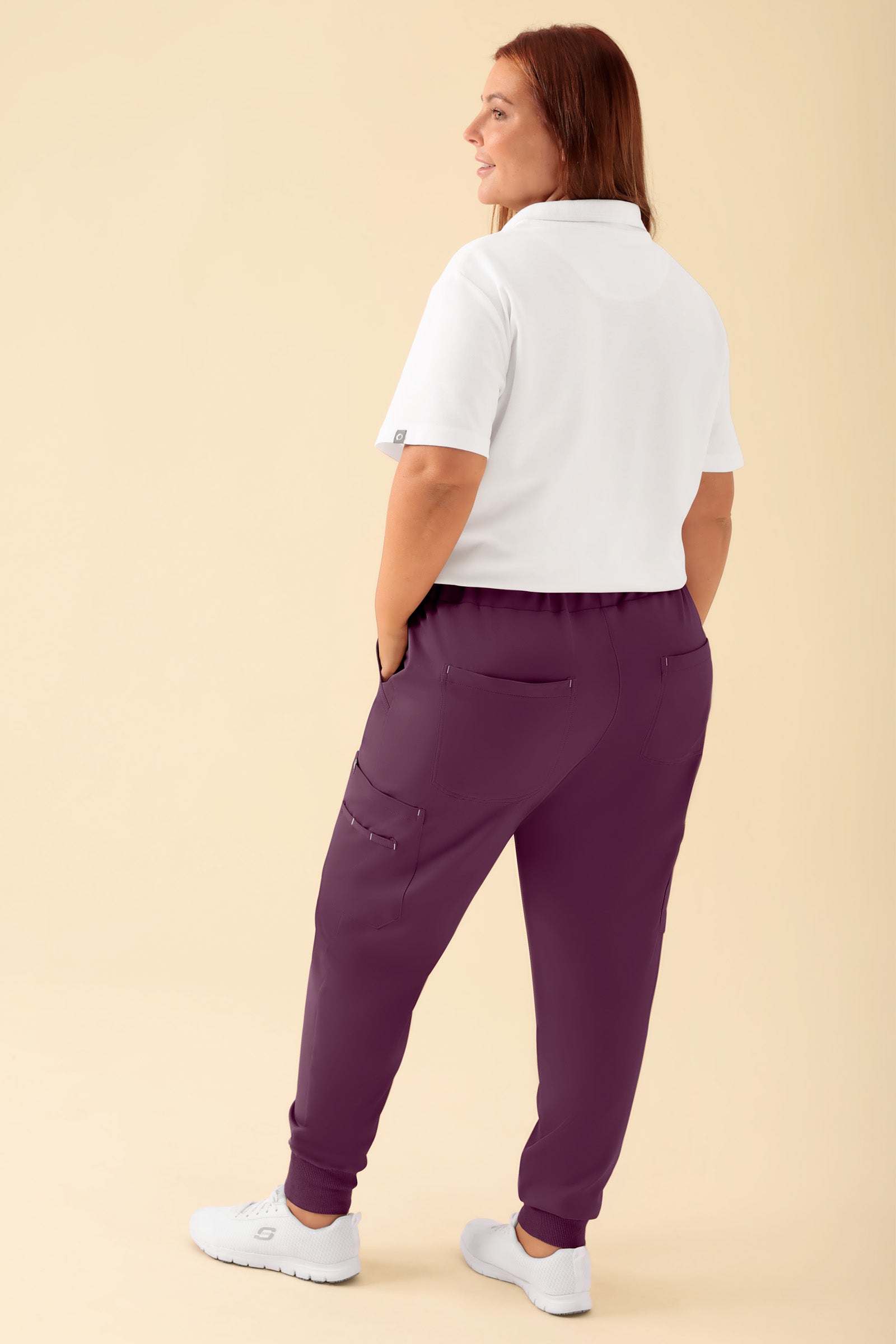 KAERE Hose Damen - Saumbündchen mit Beintaschen pflaume, Rückansicht Das Model ist 173 cm groß und trägt Grösse XL