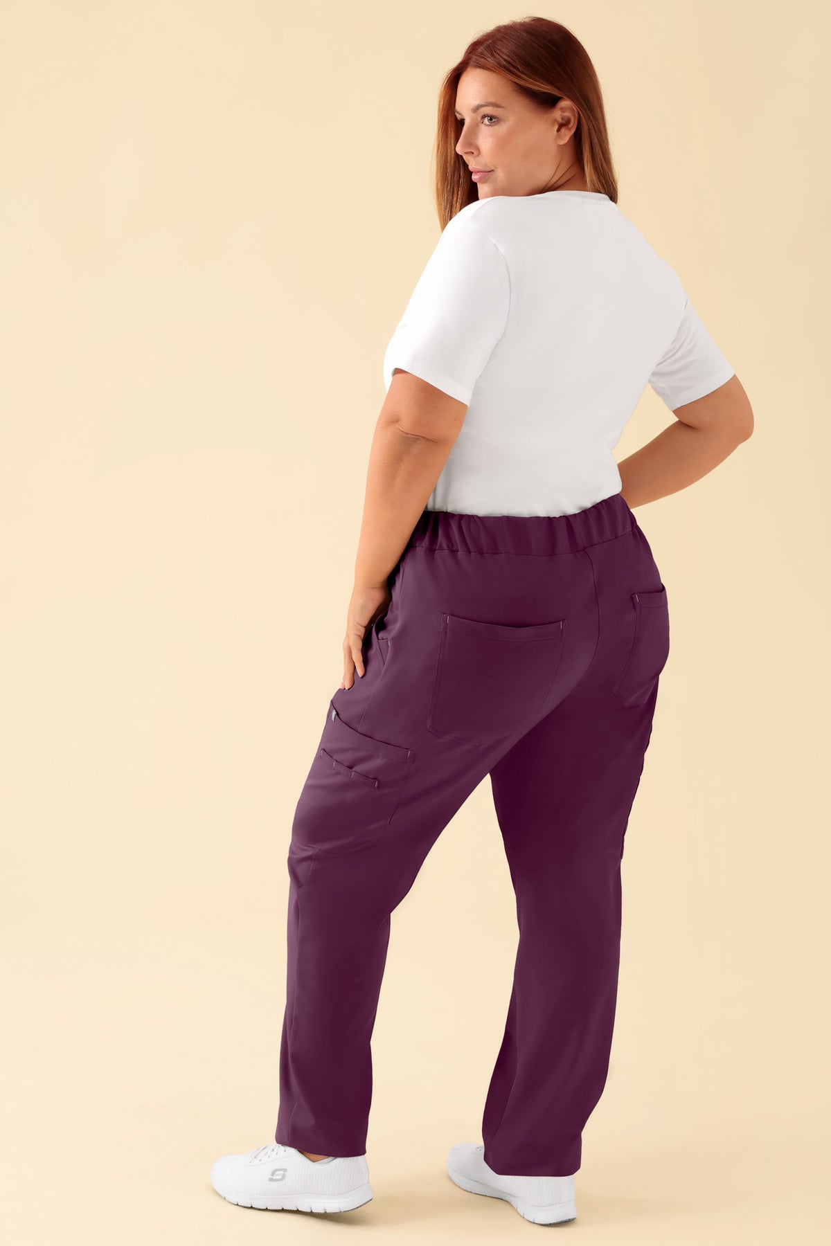 KAERE Hose Damen - gerader Saum mit Beintaschen pflaume, Rückansicht Das Model ist 173 cm groß und trägt Grösse XL