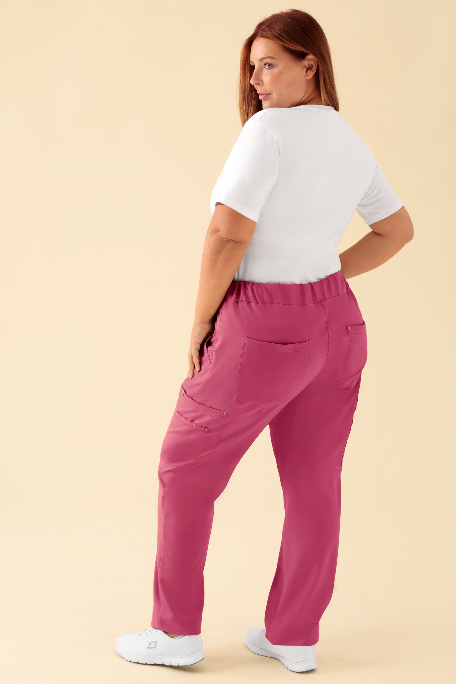 KAERE Hose Damen - gerader Saum mit Beintaschen rosenholz, Vue de dos Le mannequin mesure 173 cm et porte la taille XL