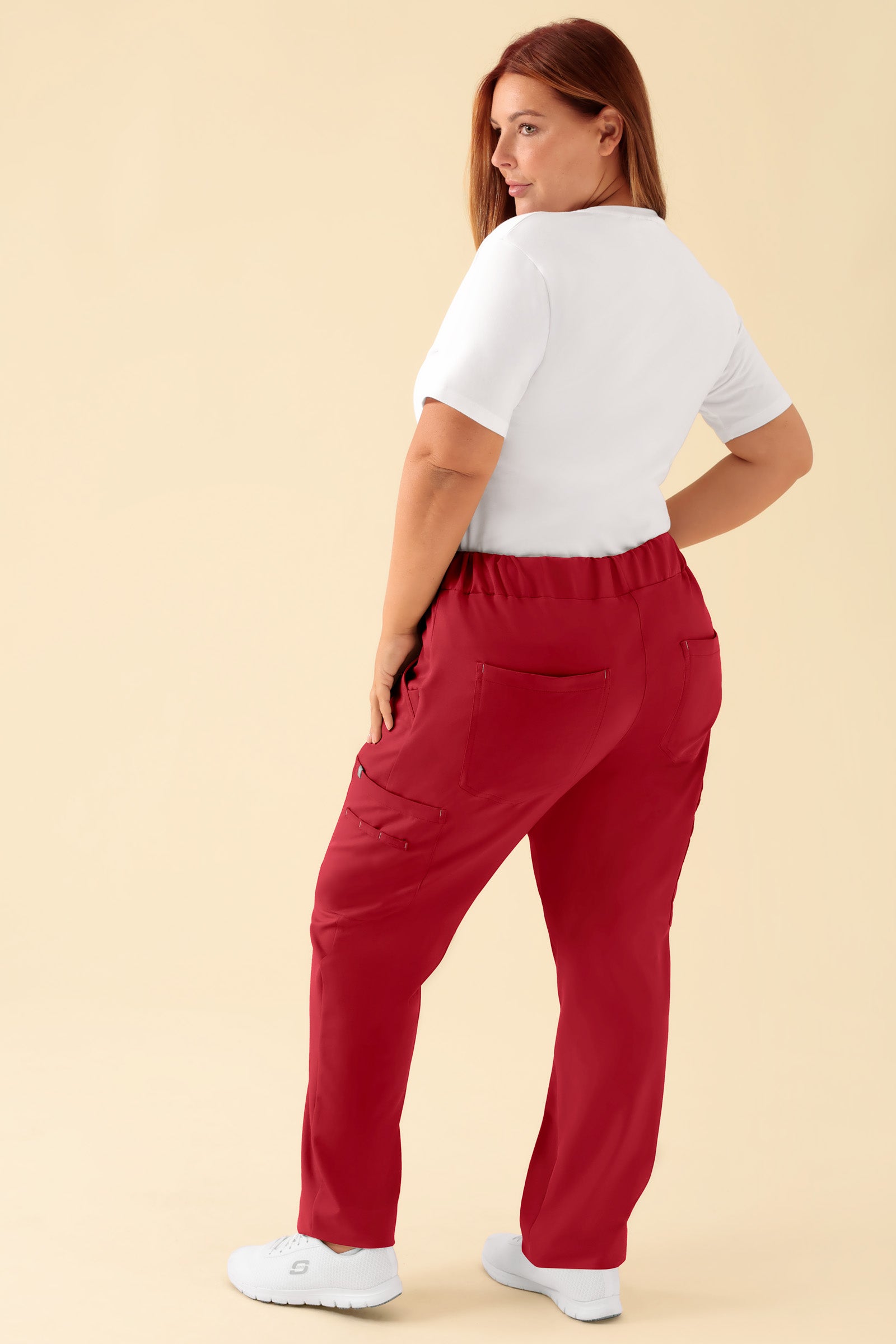 KAERE Hose Damen - gerader Saum mit Beintaschen rot, Rückansicht Das Model ist 173 cm groß und trägt Grösse XL