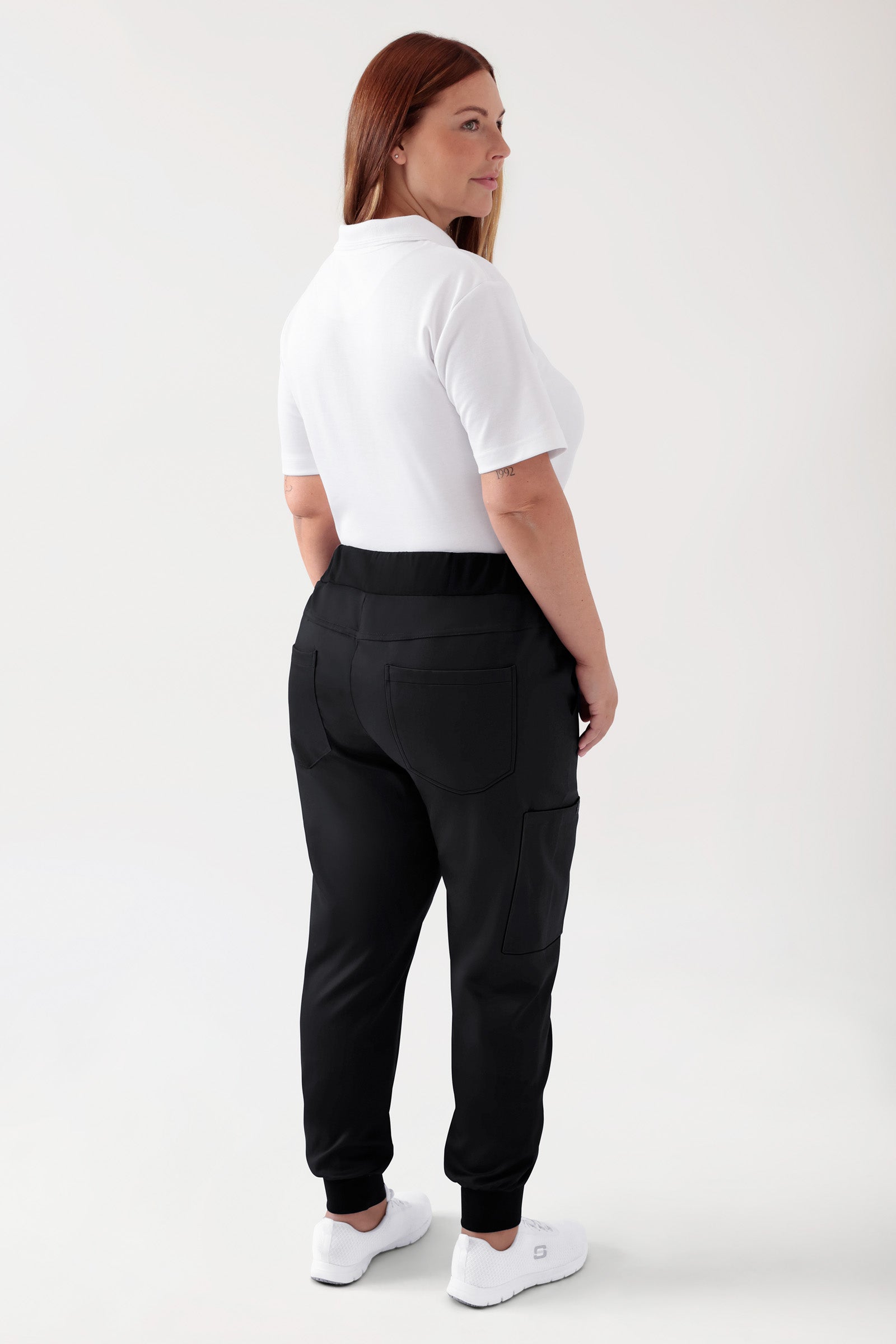 COMFY FLEX Hose Damen - Jogpants schwarz, Rückansicht Das Model ist 173 cm groß und trägt Grösse XL