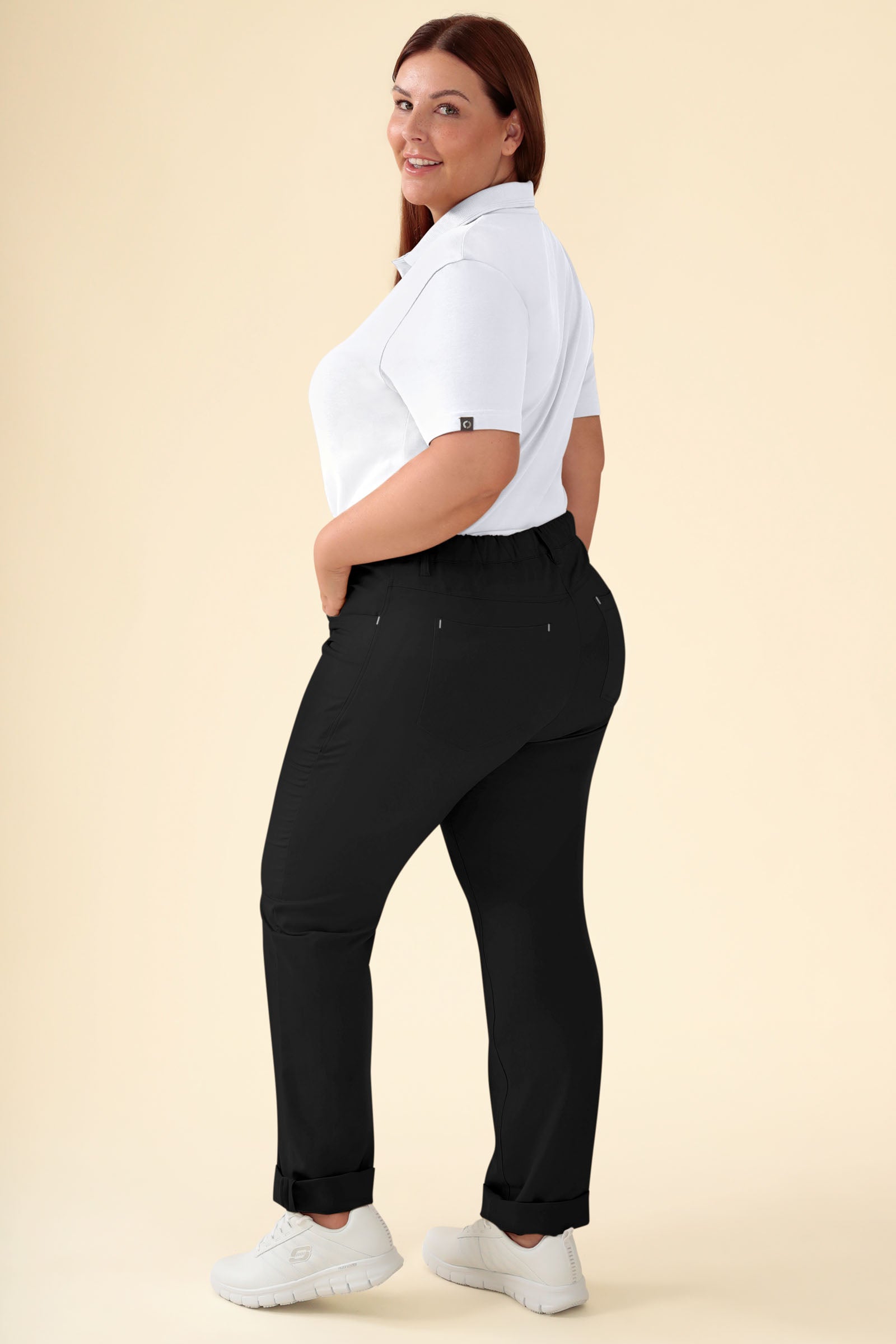 KAERE Hose Damen - 5-Pocket schwarz, Vue de dos Le mannequin mesure 173 cm et porte la taille XL