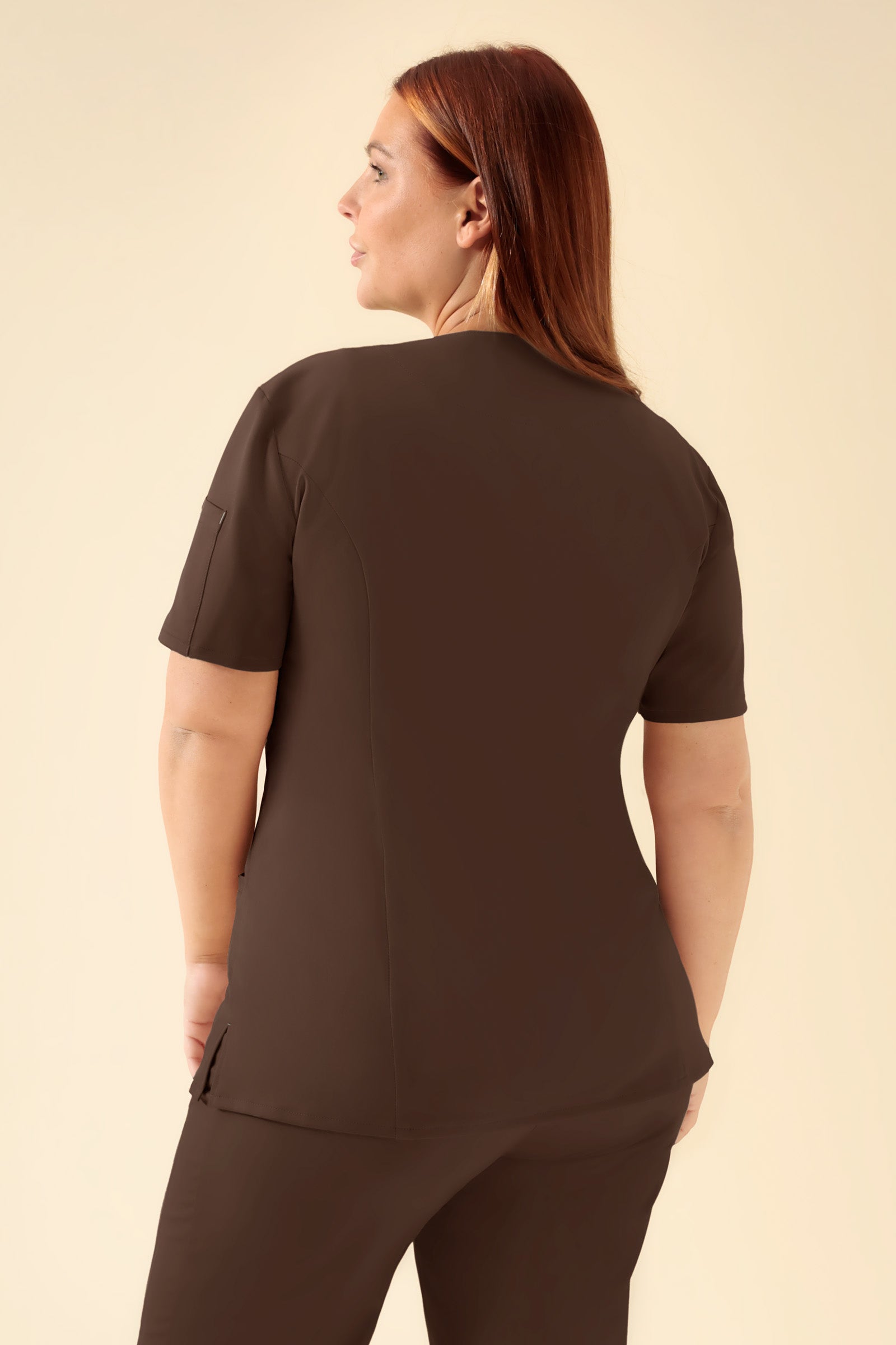 KAERE Kasack Damen - durchgeknöpft coffee, Rückansicht Das Model ist 173 cm groß und trägt Grösse XL