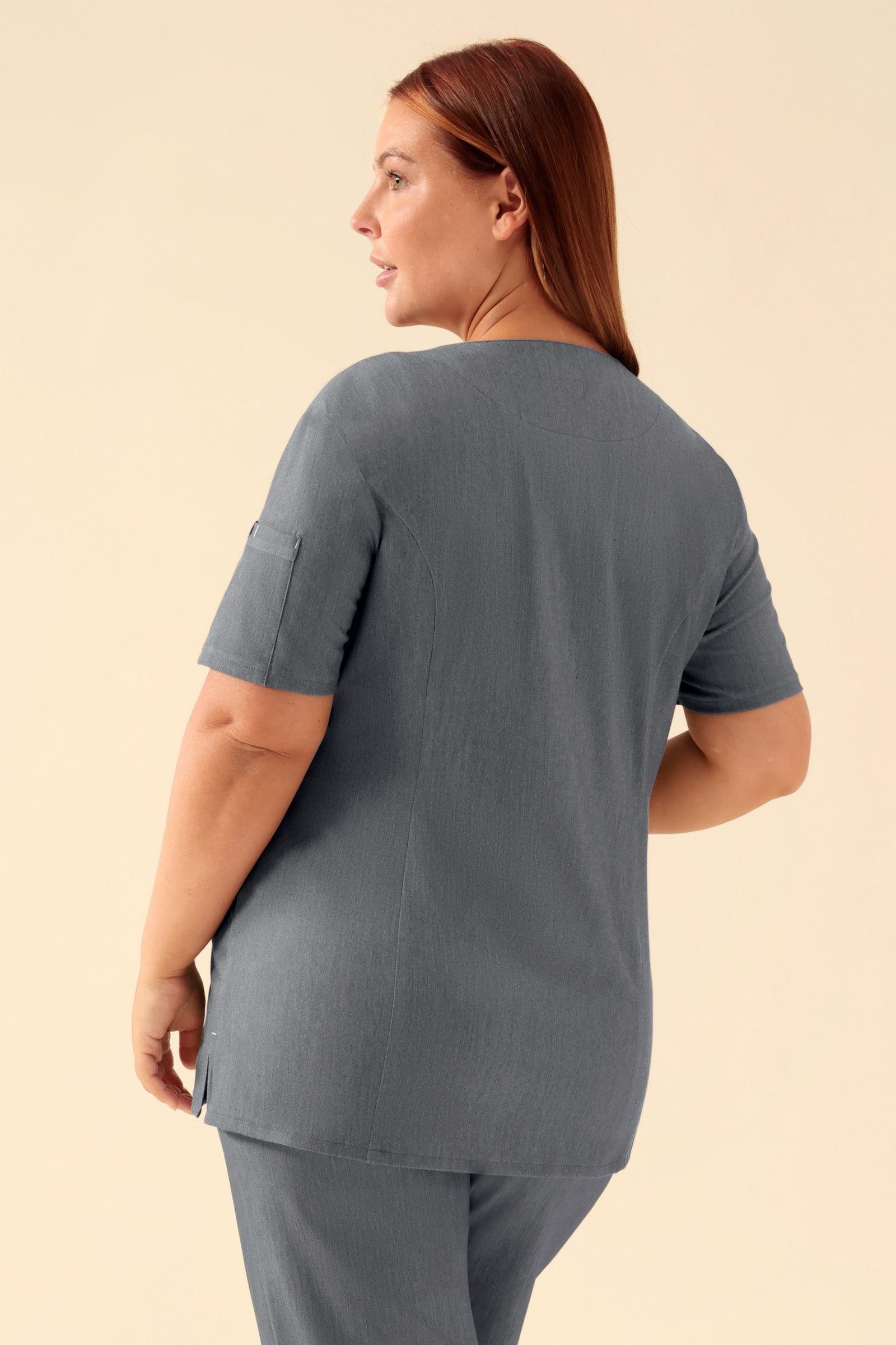 KAERE Kasack Damen - durchgeknöpft dunkelgrau melange, Rückansicht Das Model ist 173 cm groß und trägt Grösse XL