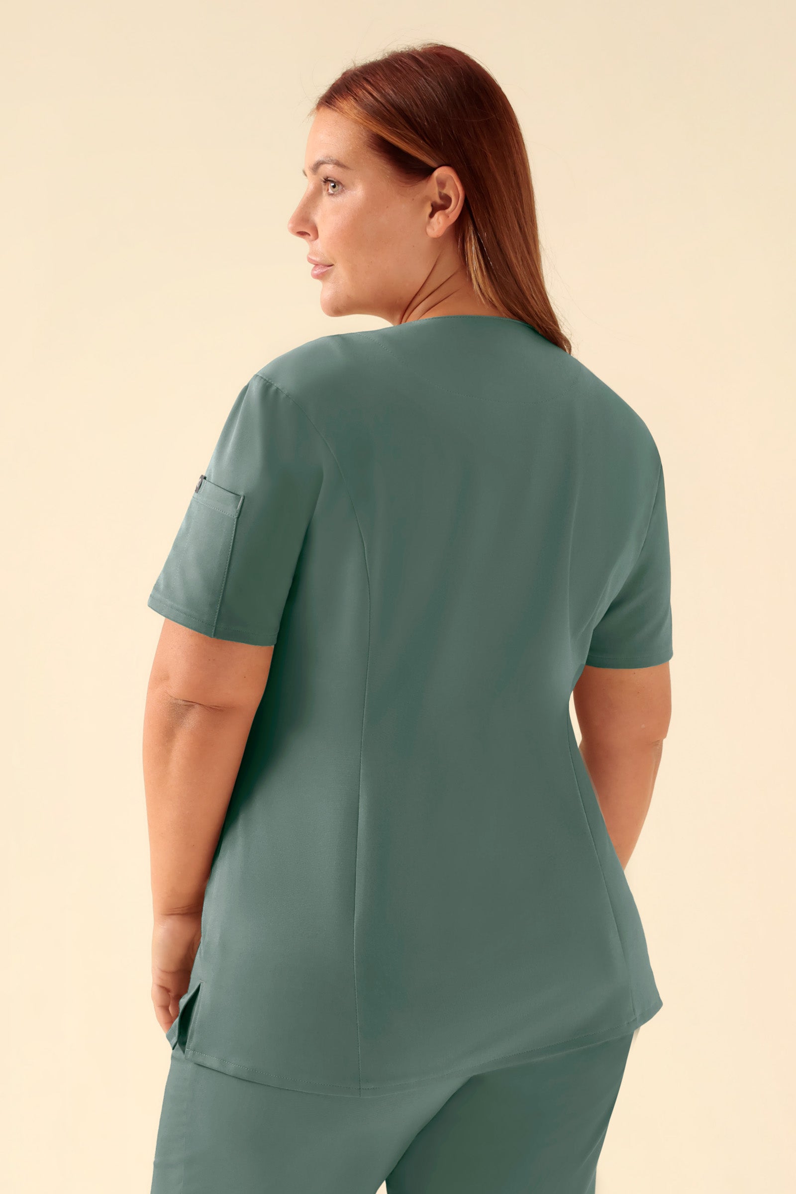 KAERE Kasack Damen - durchgeknöpft dunkelgrün, Rückansicht Das Model ist 173 cm groß und trägt Grösse XL