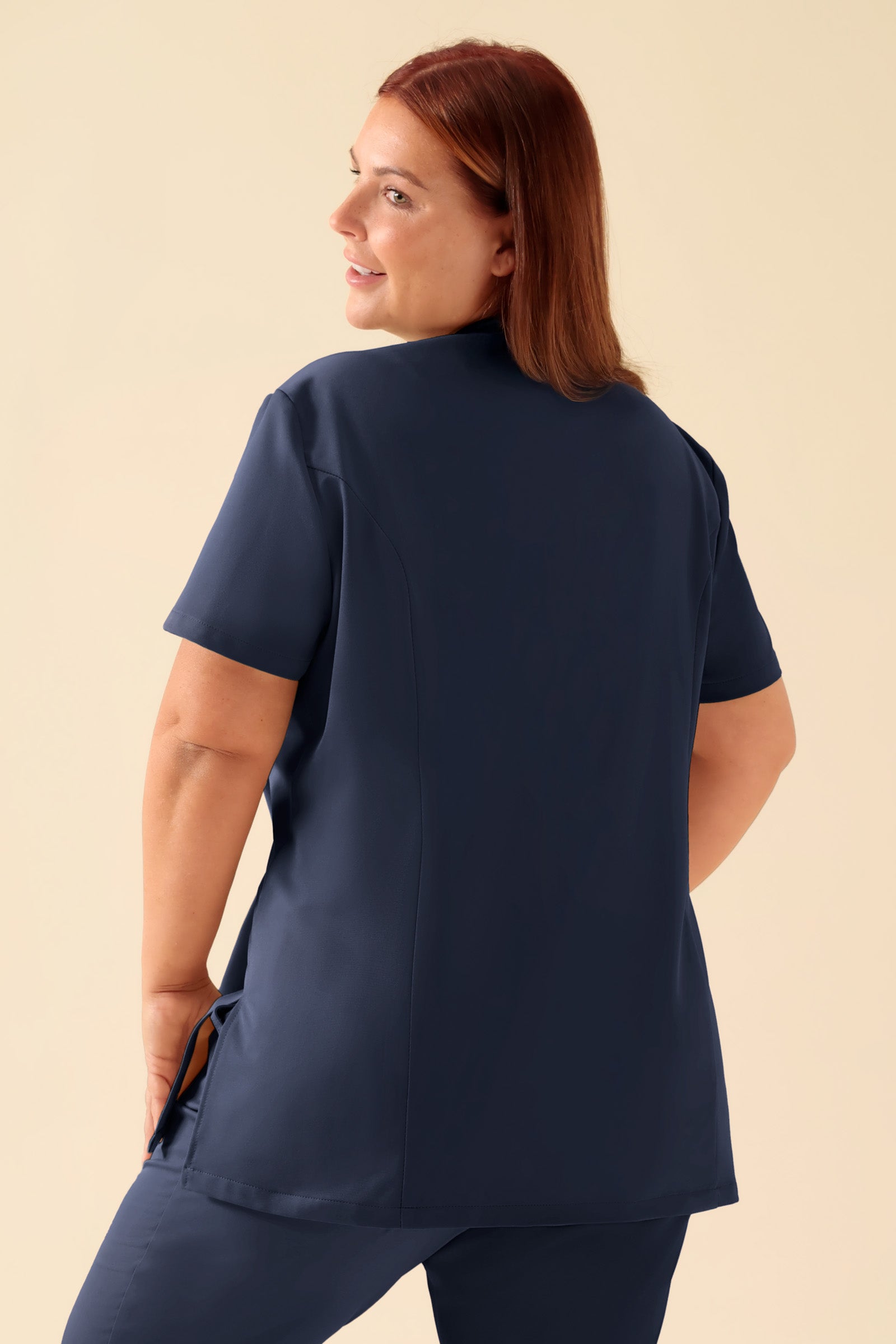 KAERE Kasack Damen - asymmetrische Knopfleiste navy, Rückansicht Das Model ist 173 cm groß und trägt Grösse XL