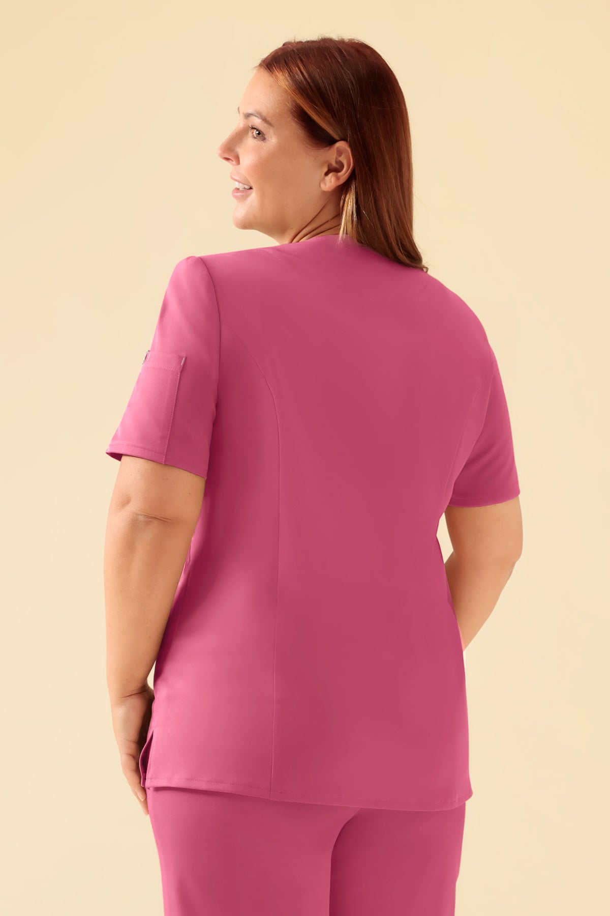 KAERE Kasack Damen - durchgeknöpft rosenholz, Rückansicht Das Model ist 173 cm groß und trägt Grösse XL