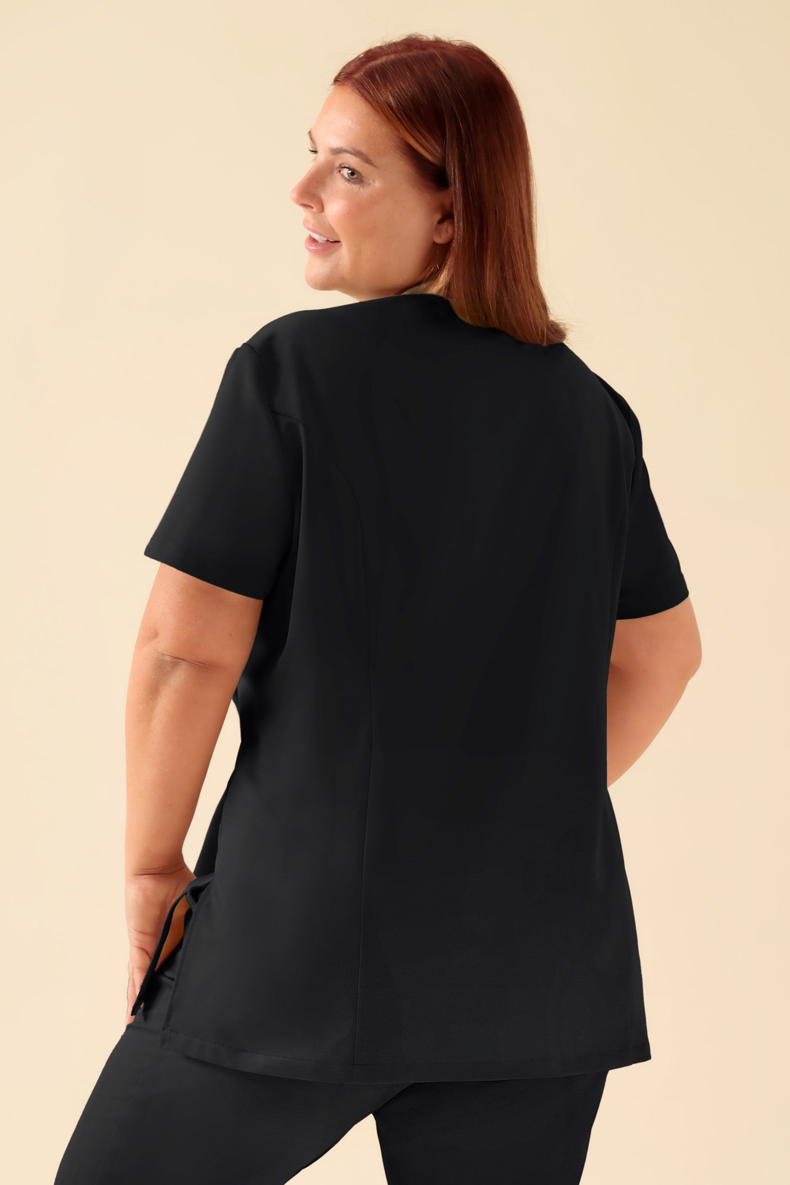 KAERE Kasack Damen - asymmetrische Knopfleiste schwarz, Rückansicht Das Model ist 173 cm groß und trägt Grösse XL