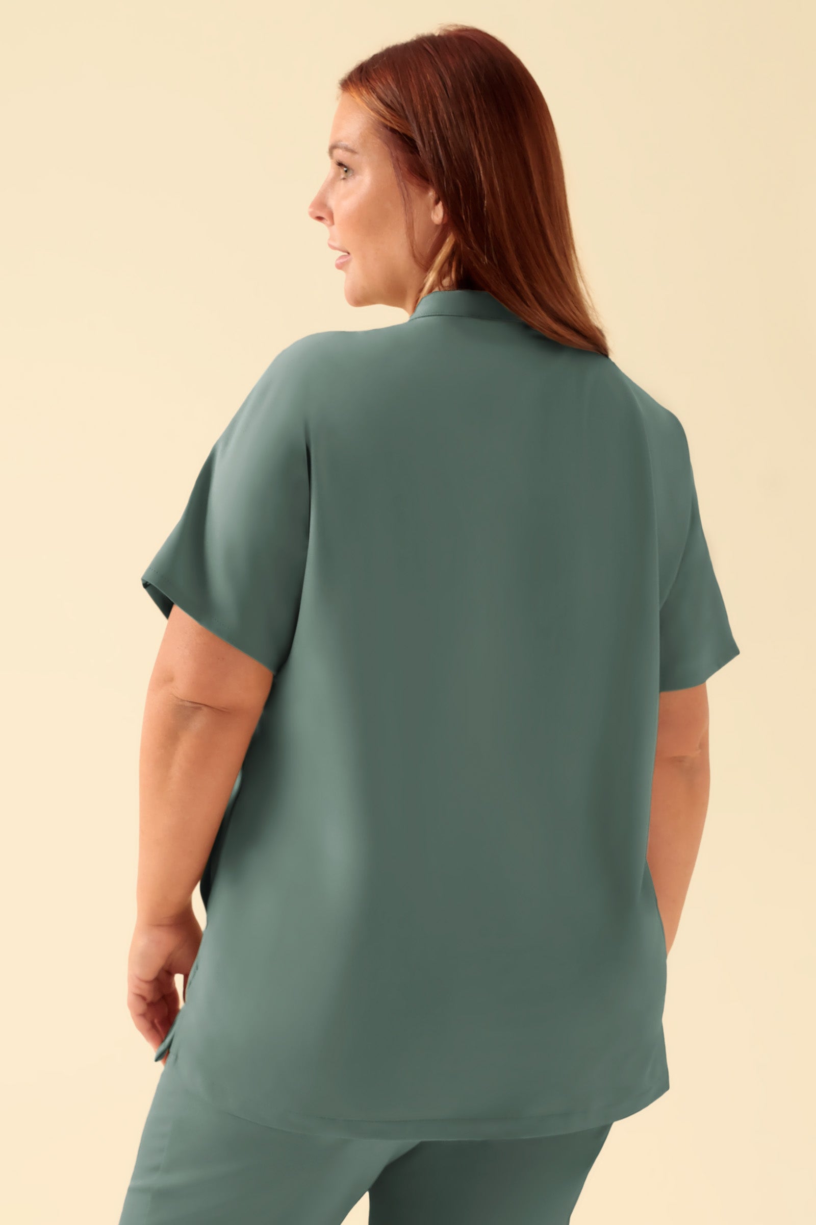 KAERE Schlupfkasack Damen - Stehkragen dunkelgrün, Rückansicht Das Model ist 173 cm groß und trägt Grösse XL