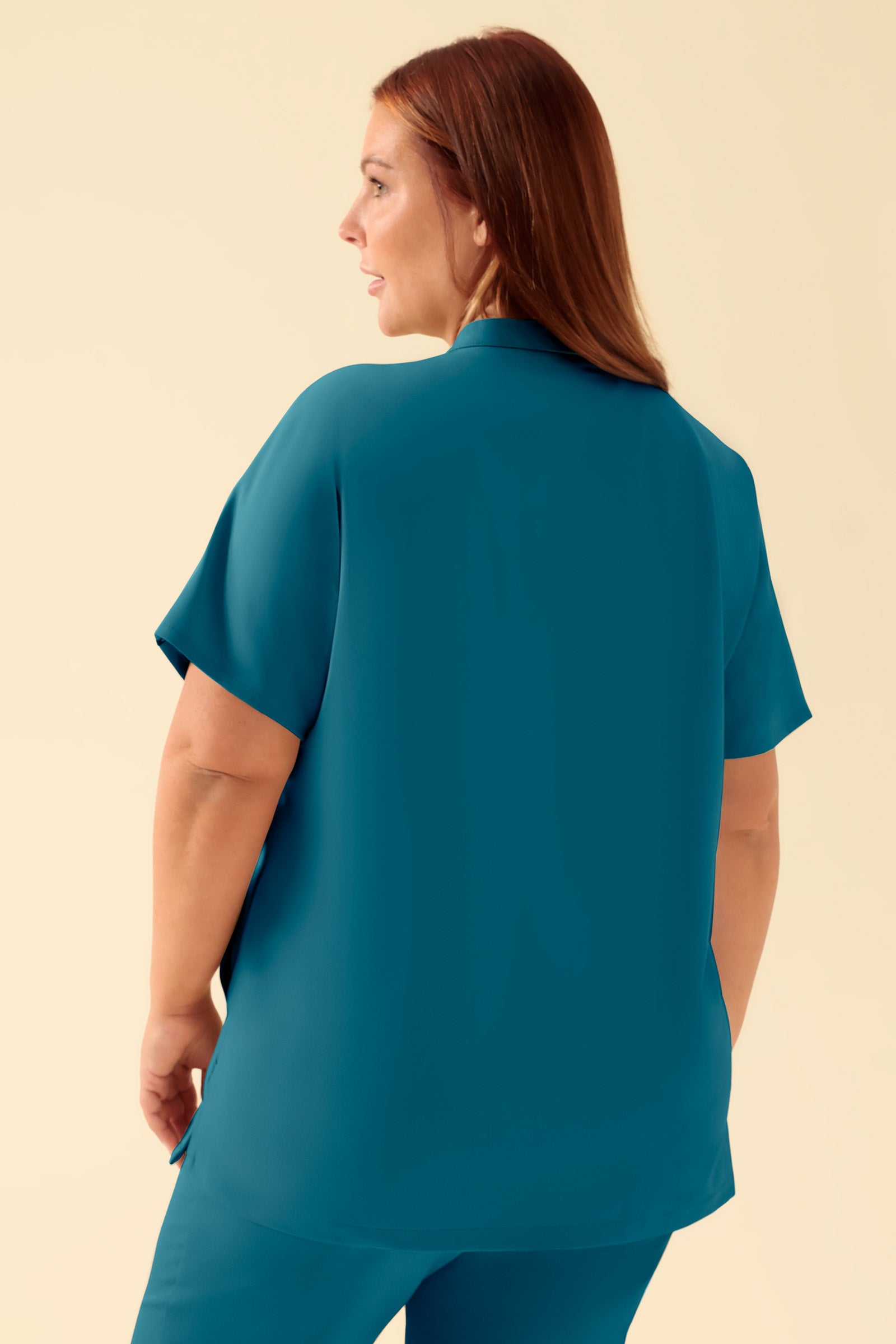 KAERE Schlupfkasack Damen - Stehkragen petrol, Rückansicht Das Model ist 173 cm groß und trägt Grösse XL