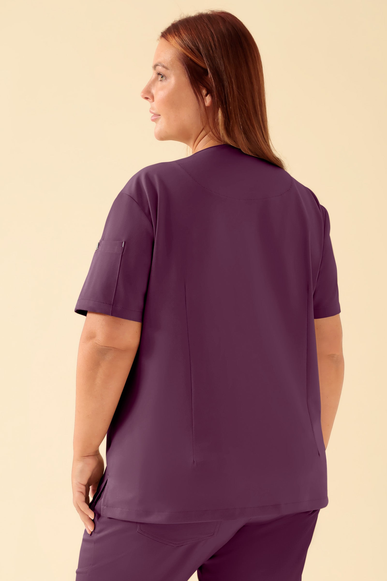 KAERE Schlupfkasack Damen - V-Ausschnitt pflaume, Vue de dos Le mannequin mesure 173 cm et porte la taille XL