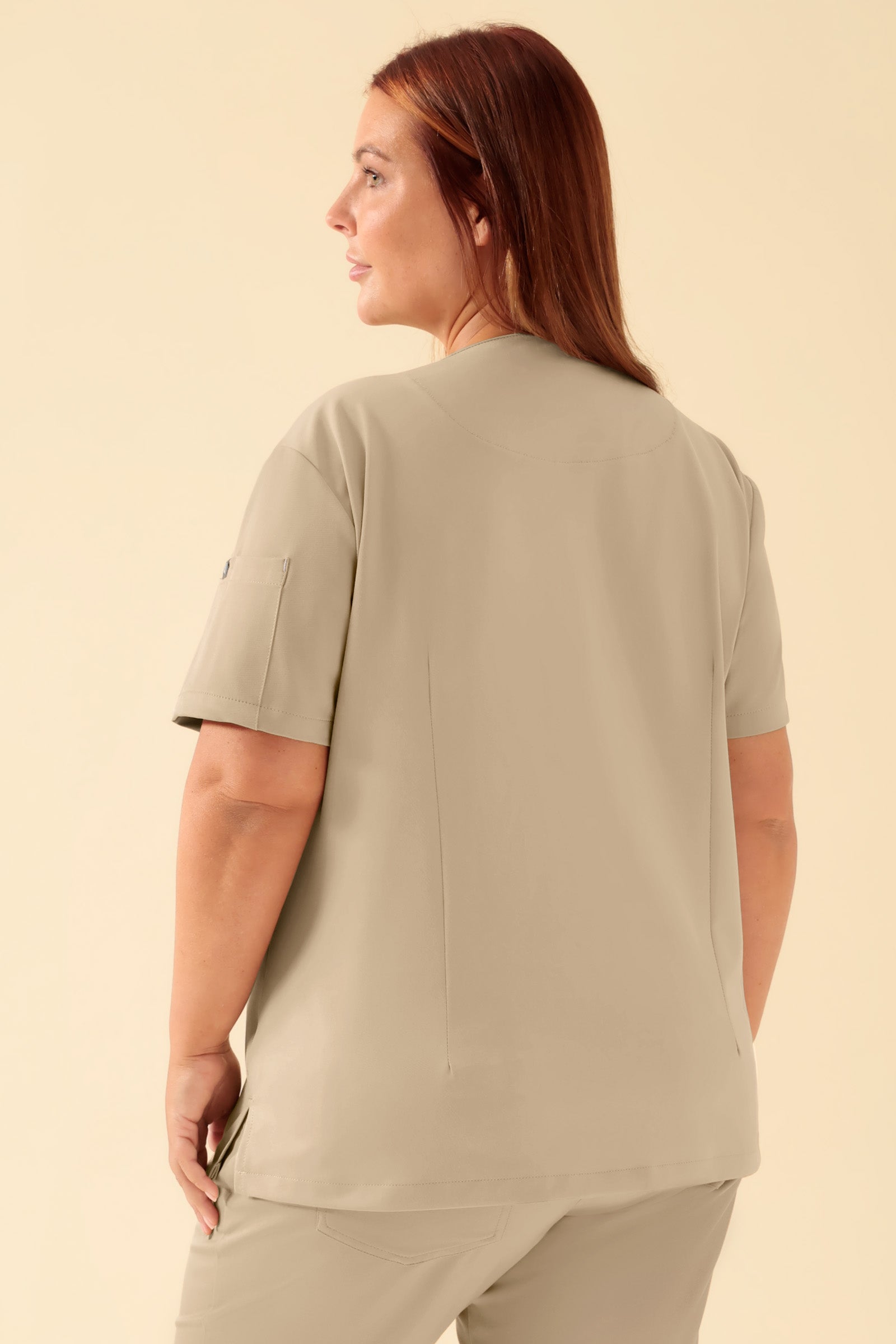 KAERE Schlupfkasack Damen - V-Ausschnitt sand, Vue de dos Le mannequin mesure 173 cm et porte la taille XL