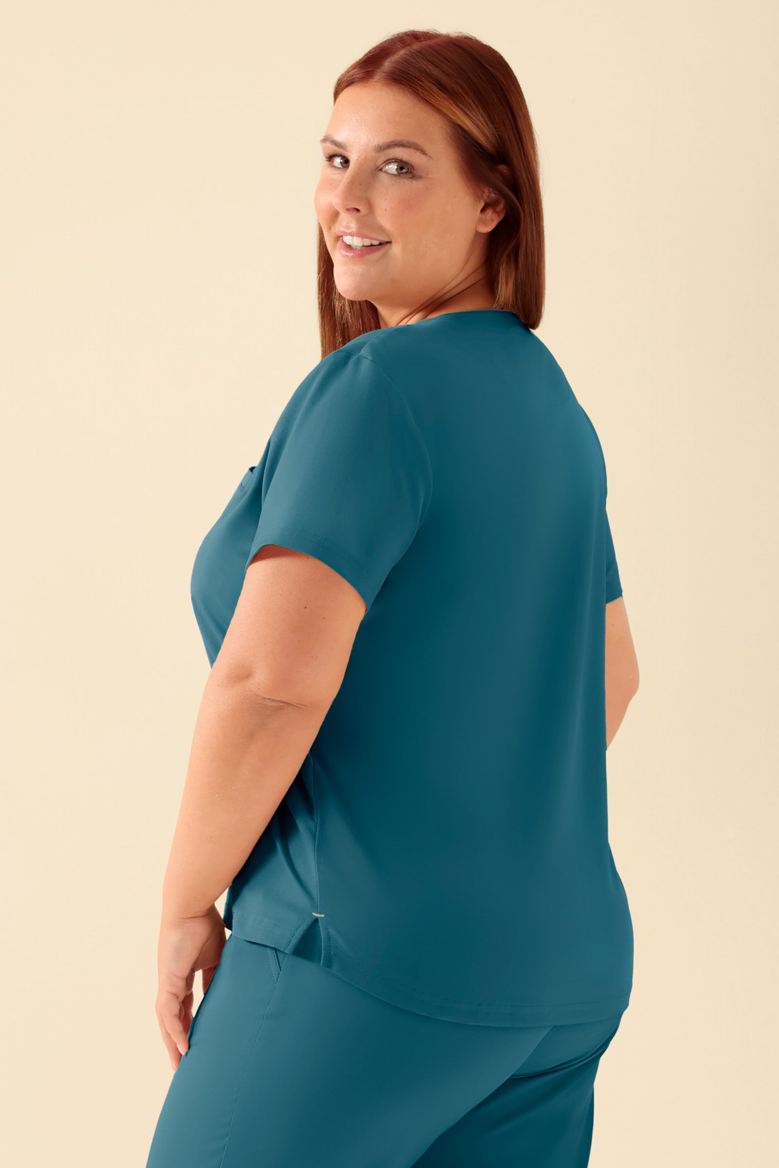 KAERE Shirt Damen - Rundhalsausschnitt petrol, Vue de dos Le mannequin mesure 173 cm et porte la taille XL