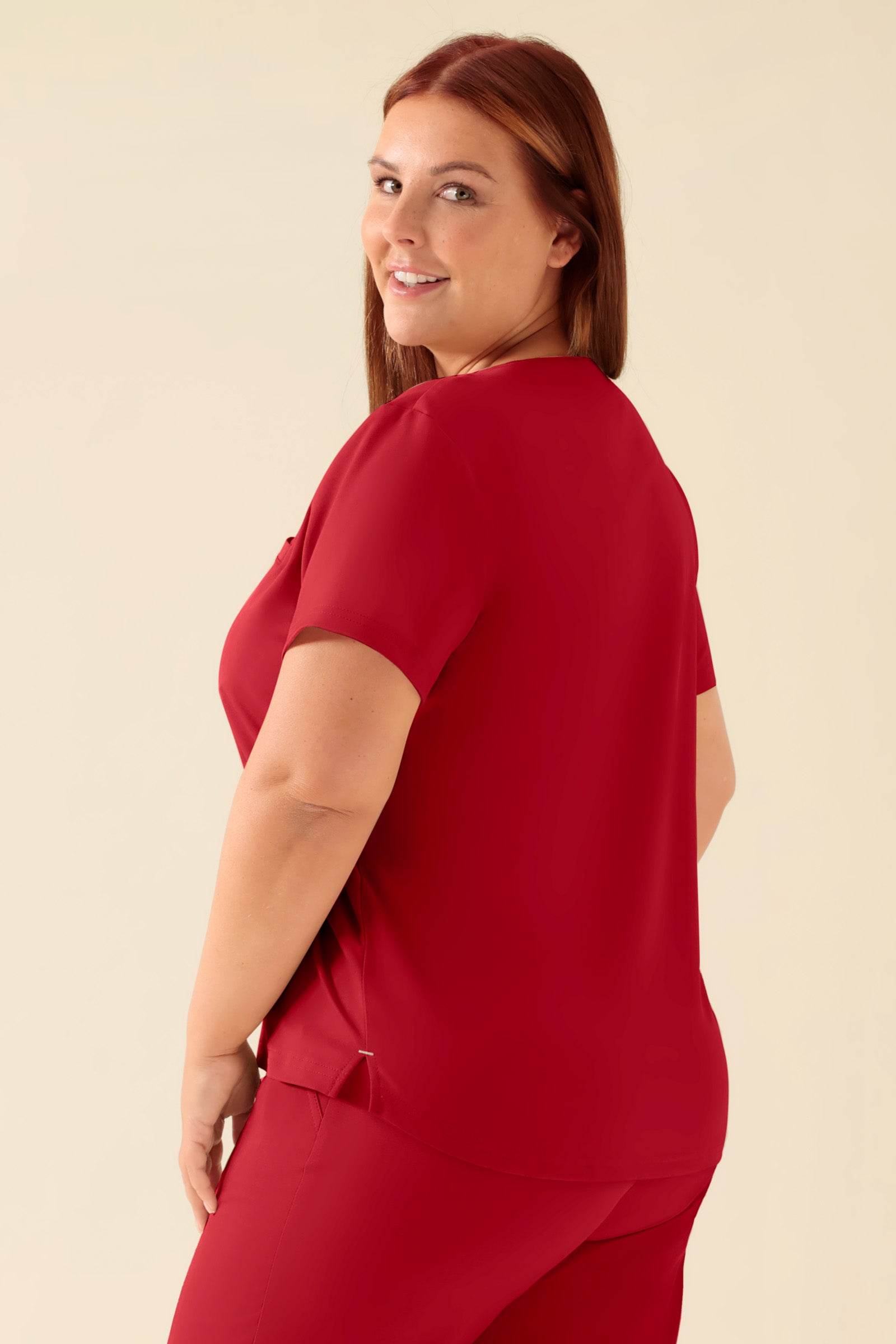 KAERE Shirt Damen - Rundhalsausschnitt rot, Rückansicht Das Model ist 173 cm groß und trägt Grösse XL