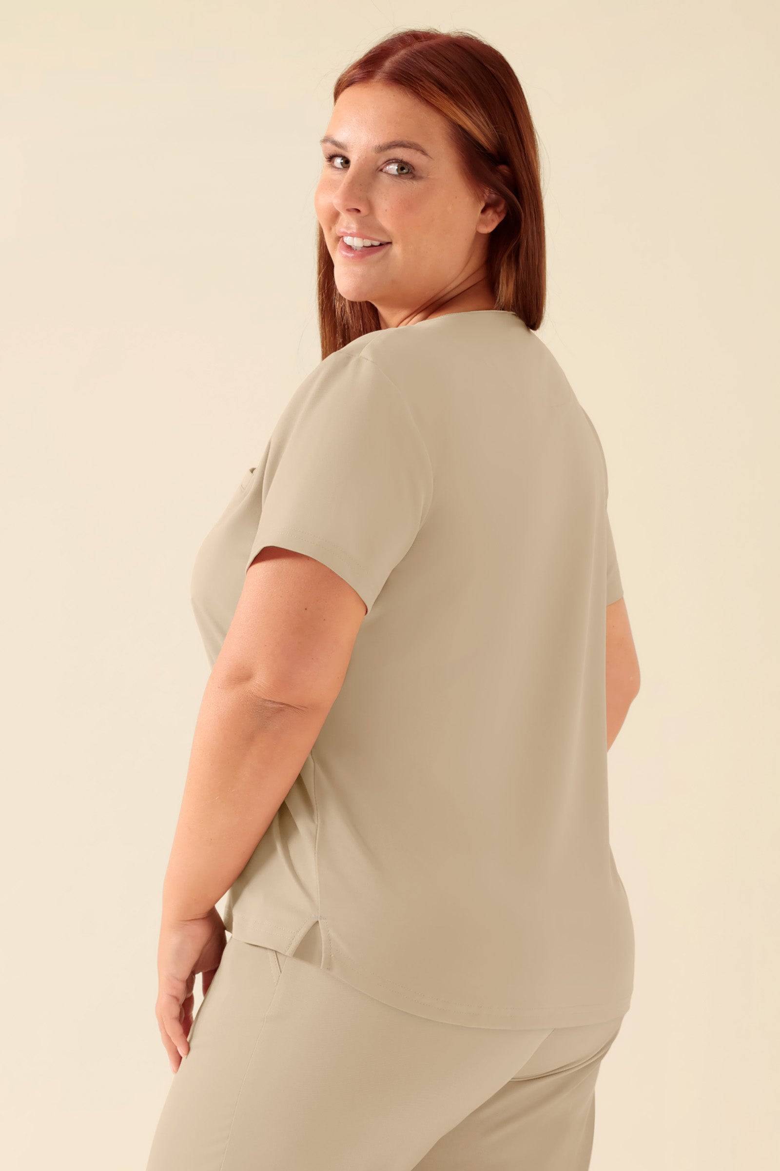 KAERE Shirt Damen - Rundhalsausschnitt sand, Rückansicht Das Model ist 173 cm groß und trägt Grösse XL