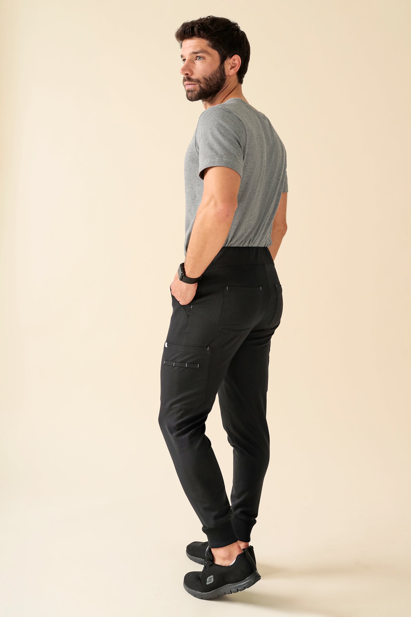 KAERE Hose Herren - Saumbündchen Kurzgr. mit Beintaschen schwarz, Rückansicht 