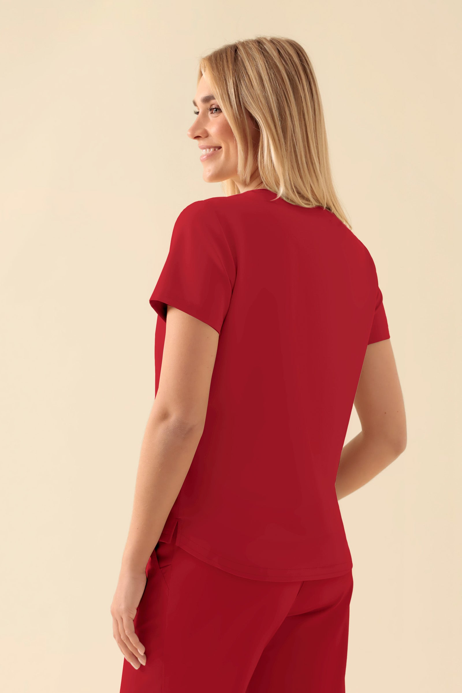 KAERE Shirt Damen - Rundhalsausschnitt rot, Rückansicht Das Model ist 177 cm groß und trägt Grösse S