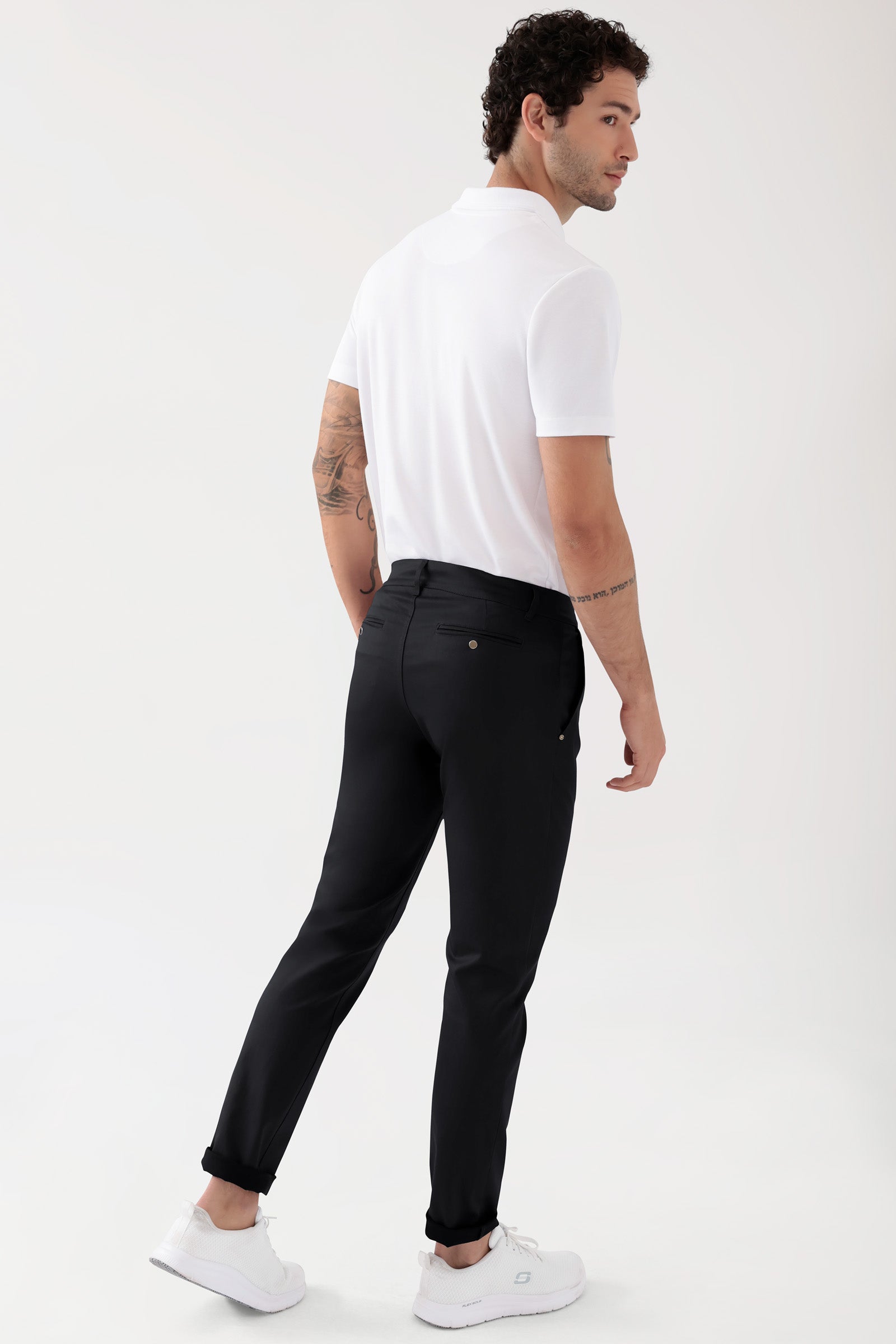COMFY FLEX Hose Herren - Chino Style schwarz, Rückansicht Das Model ist 188 cm groß und trägt Grösse 48
