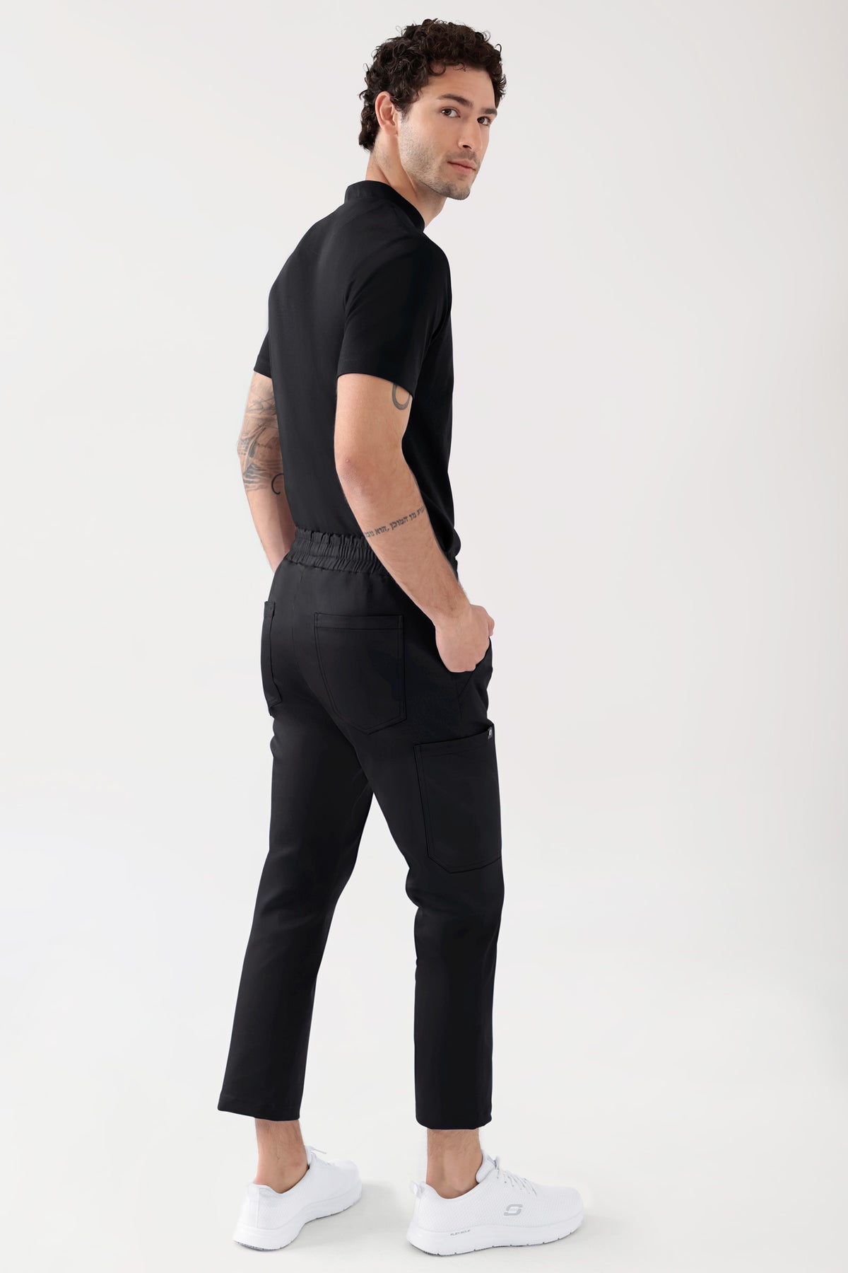 COMFY FLEX Stretch Hose Unisex - 7/8 Länge schwarz, Rückansicht Das Model ist 188 cm groß und trägt Grösse M