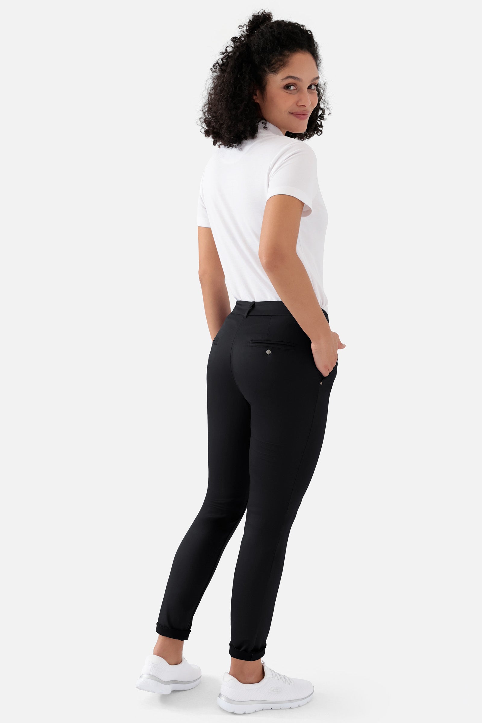 COMFY FLEX Hose Damen - Chino Style schwarz, Rückansicht Das Model ist 176 cm groß und trägt Grösse 36