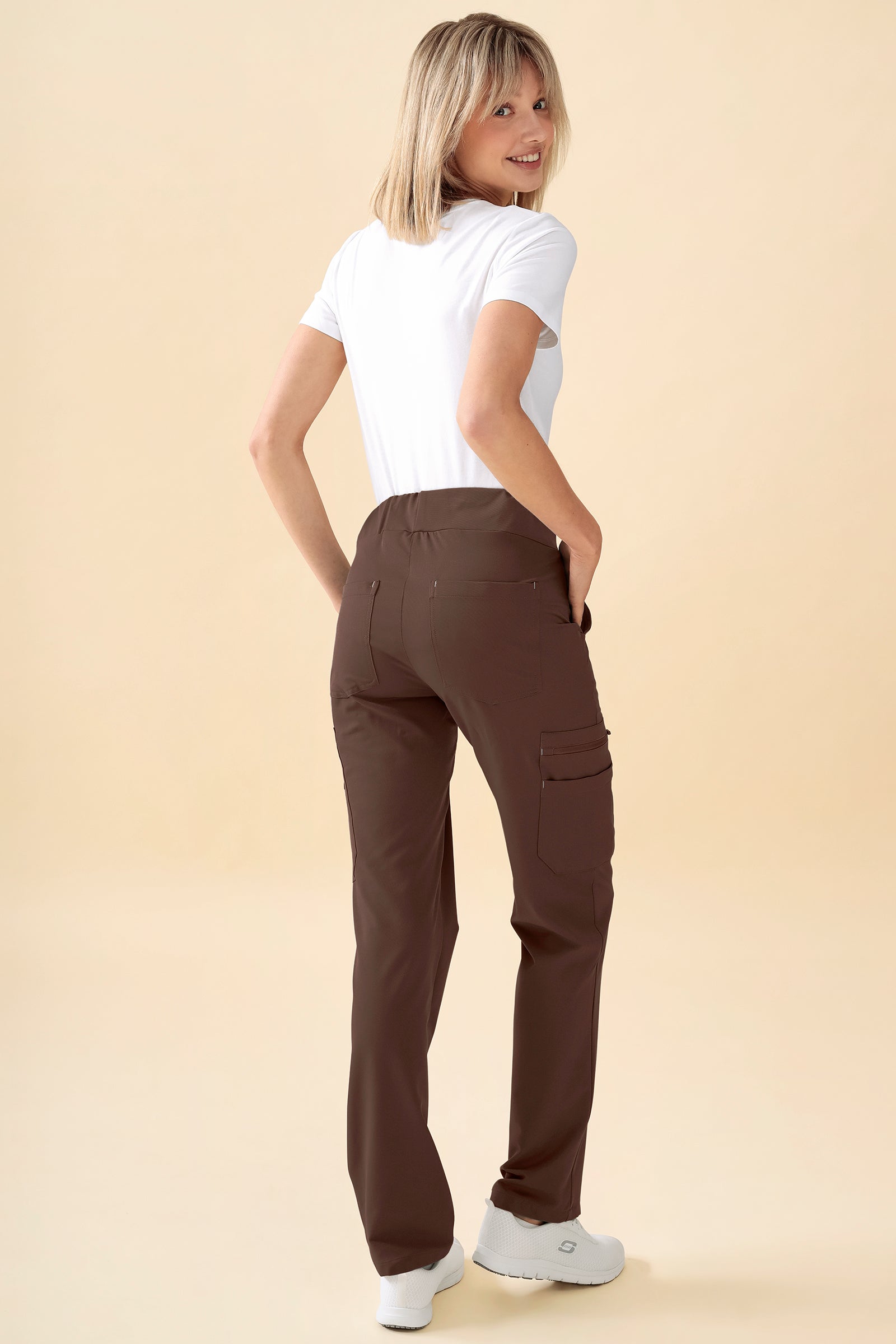 KAERE Hose Damen - gerader Saum mit Beintaschen coffee, Vue de dos Le mannequin mesure 176 cm et porte la taille S